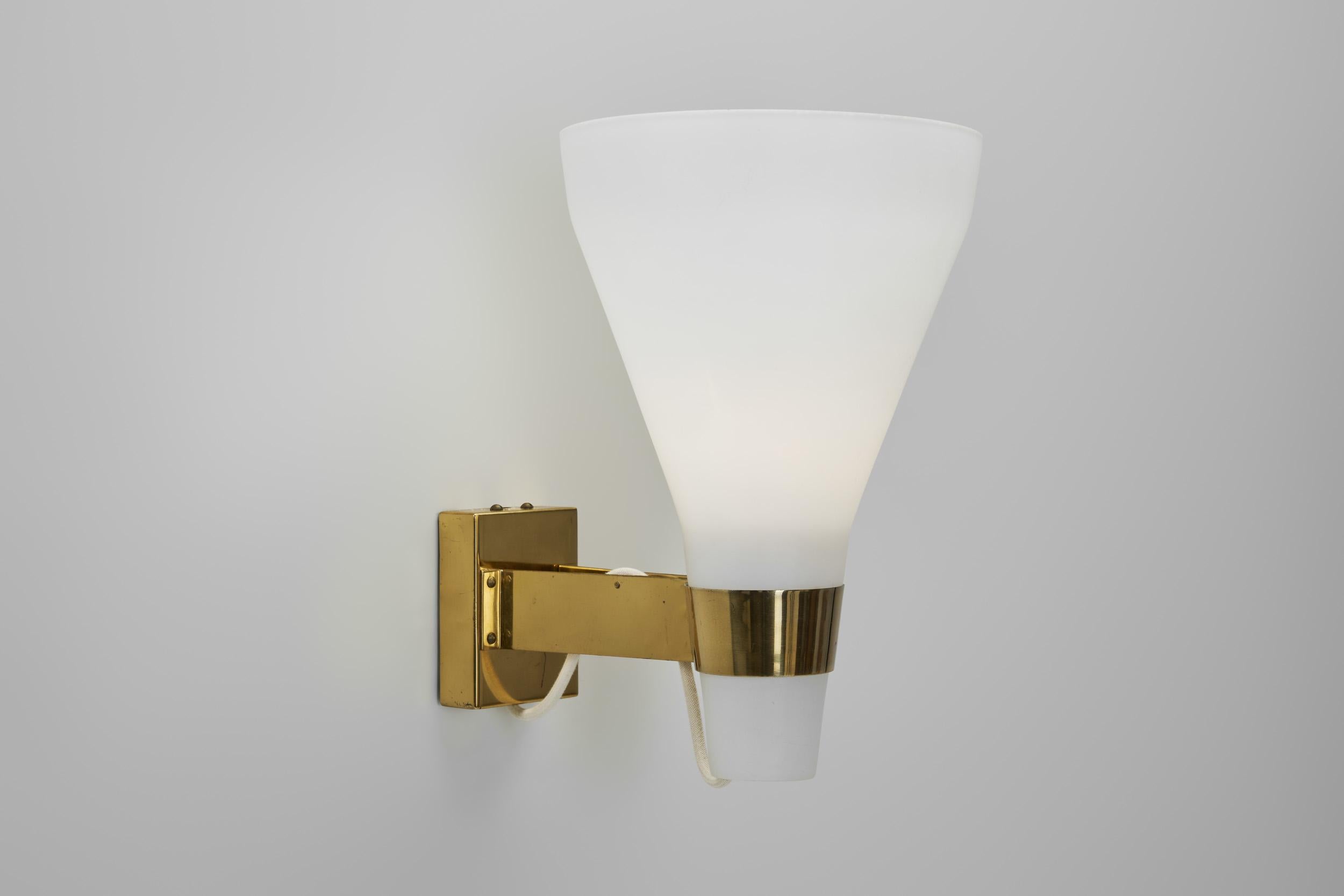 Lampada da parete in vetro opalino Model 