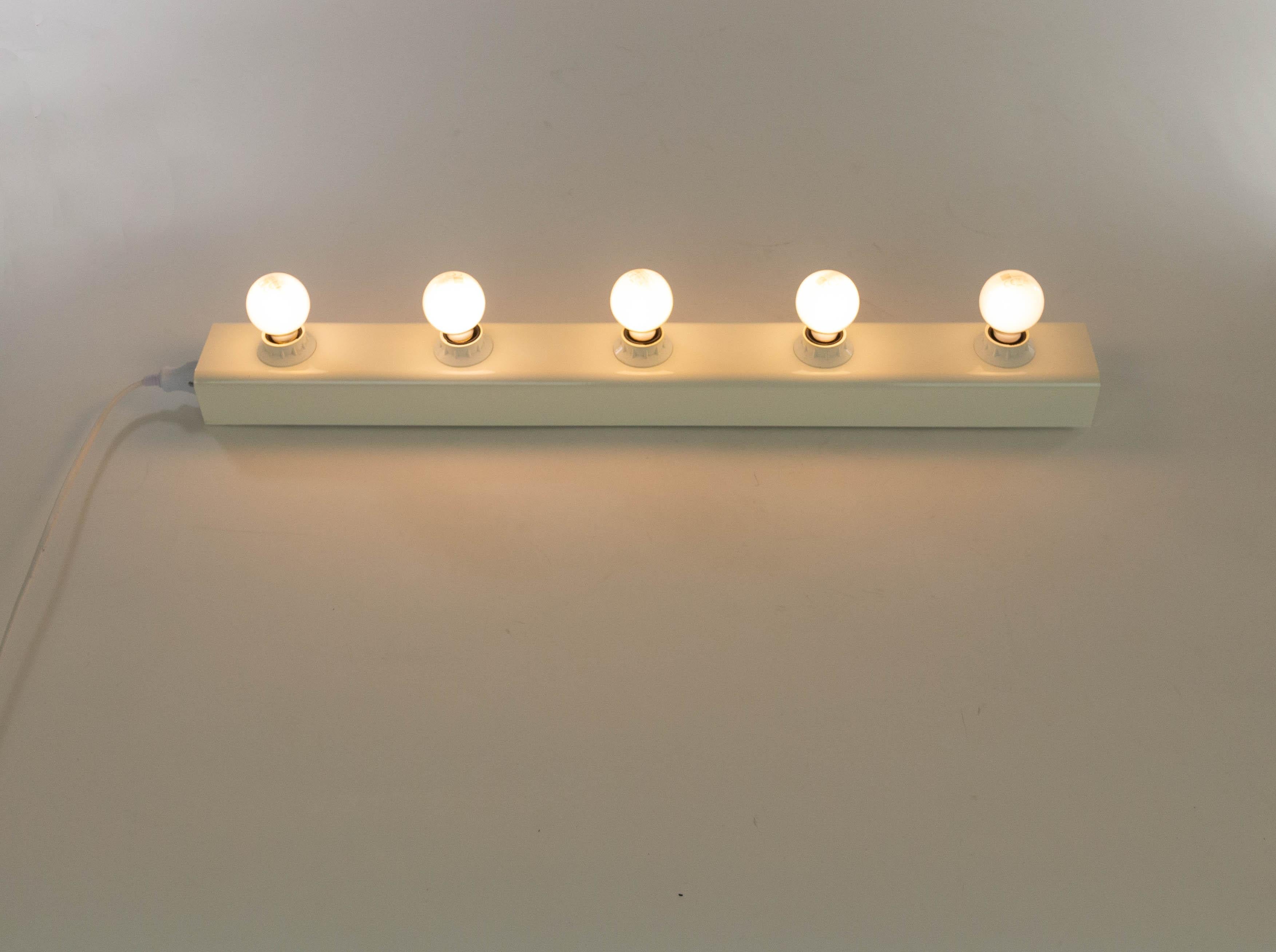 Lámpara de pared Modelo 50 lacada en blanco roto de Gino Sarfatti para Arteluce, diseñada en 1968 y fabricada en la década de 1970.

Marco Romanelli y Sandra Severi describen el aplique en 