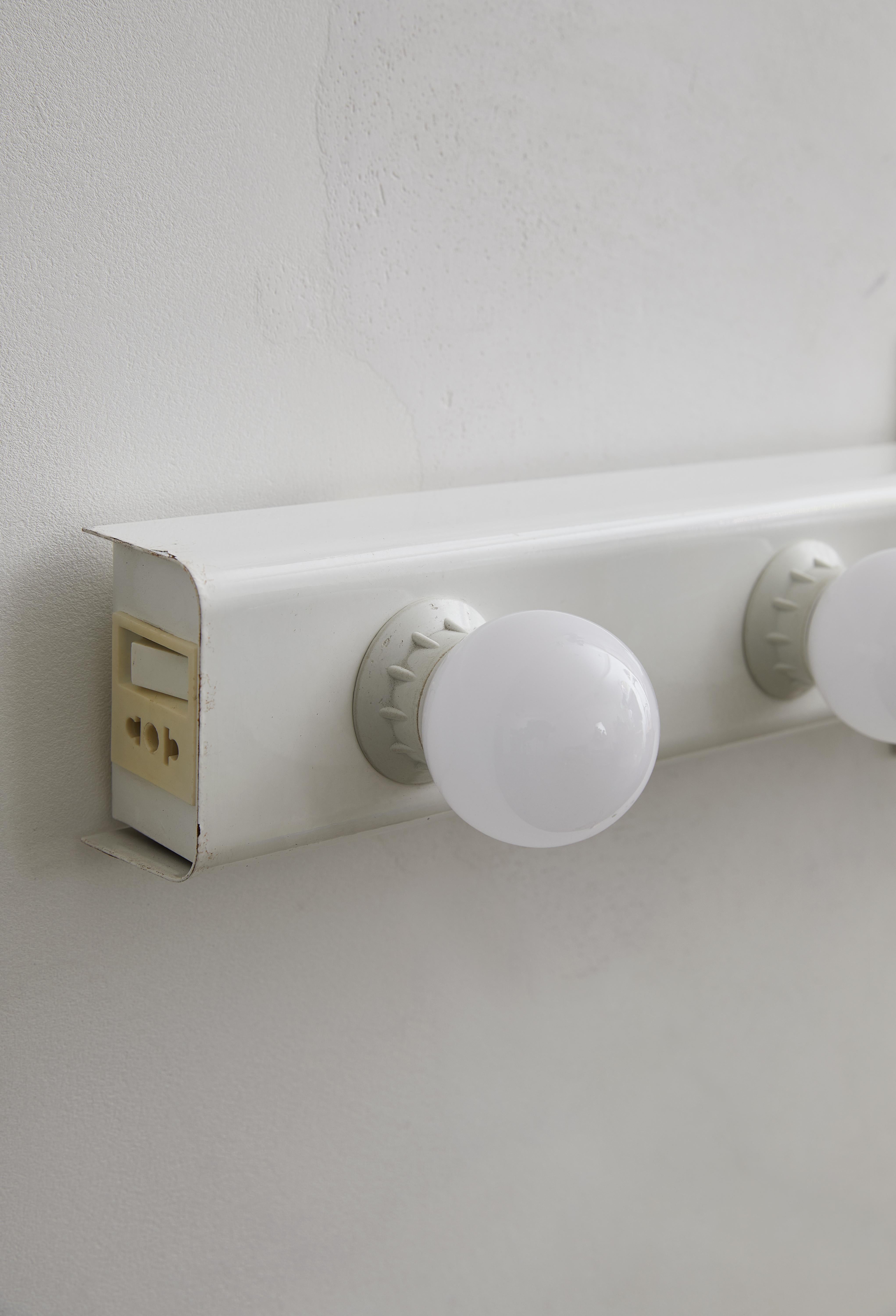 Model 50 White Metal Wall Sconce  by Gino Sarfatti for Arteluce C. 1968 In Good Condition For Sale In Brooklyn, NY