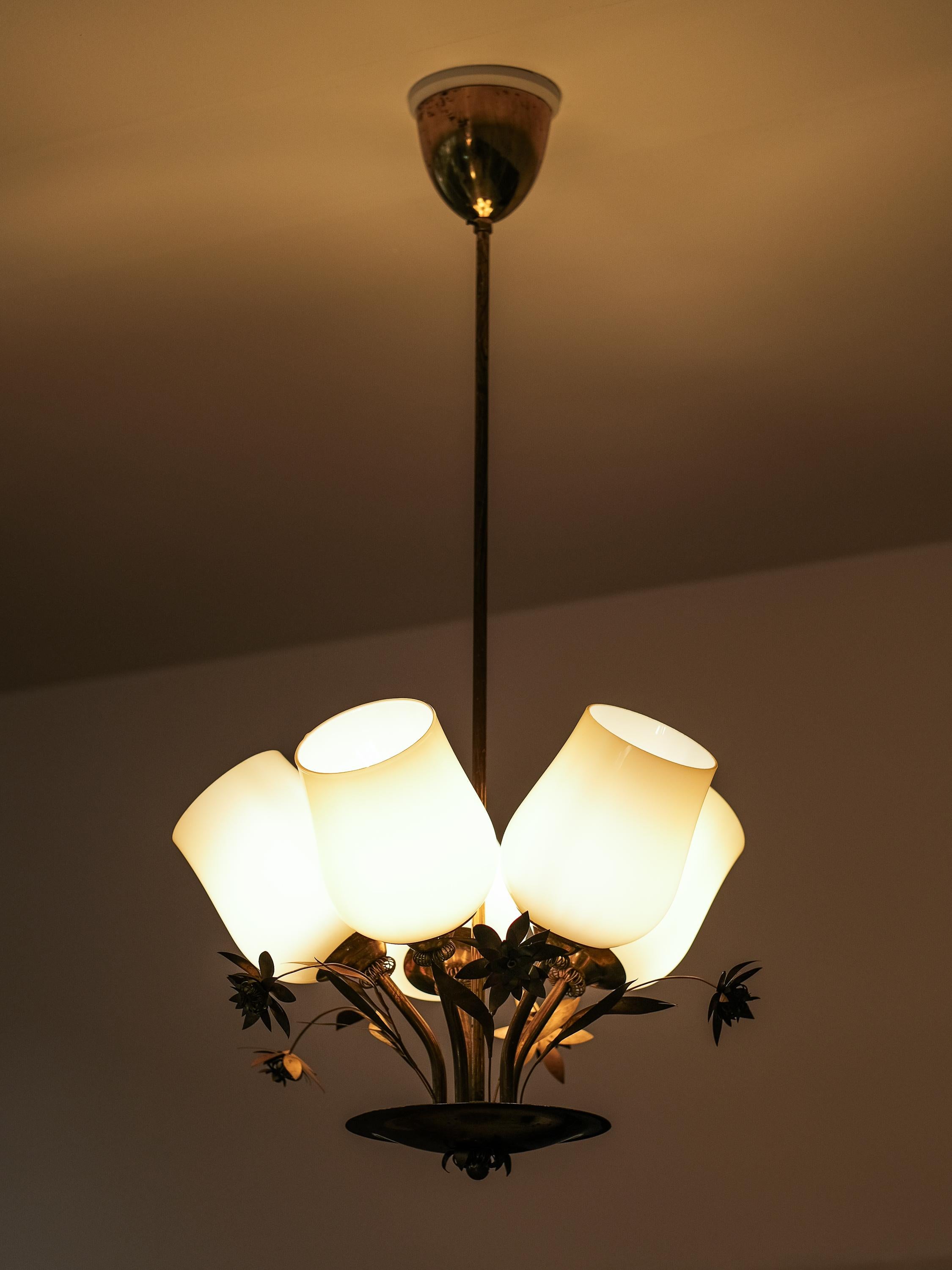 Lampe lustre modèle 501-5 en laiton et verre par Stockmann, Finlande, années 1950 en vente 4