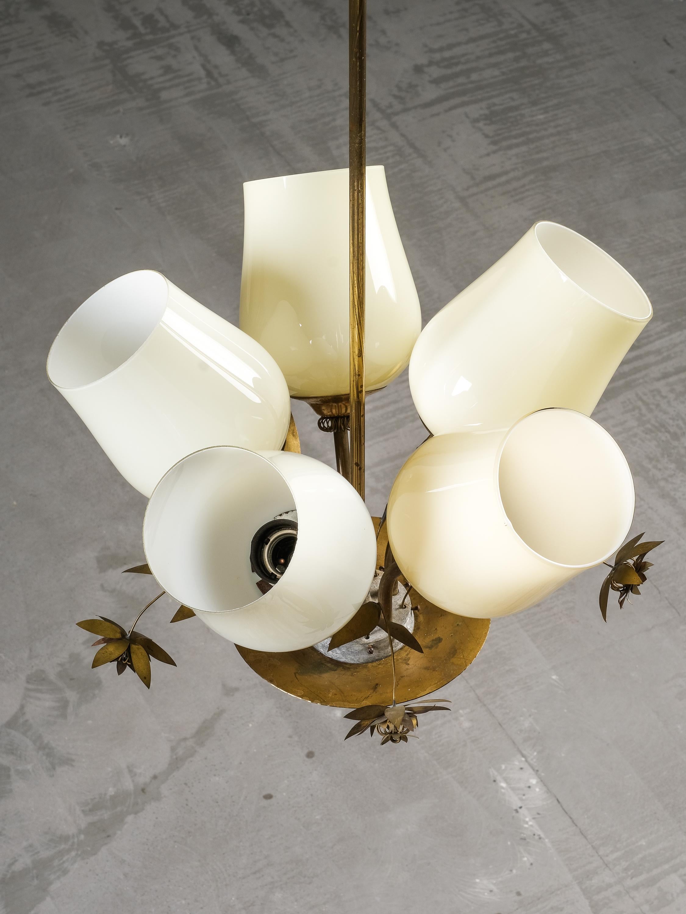 Lampe lustre modèle 501-5 en laiton et verre par Stockmann, Finlande, années 1950 Bon état - En vente à Karis, Nyland