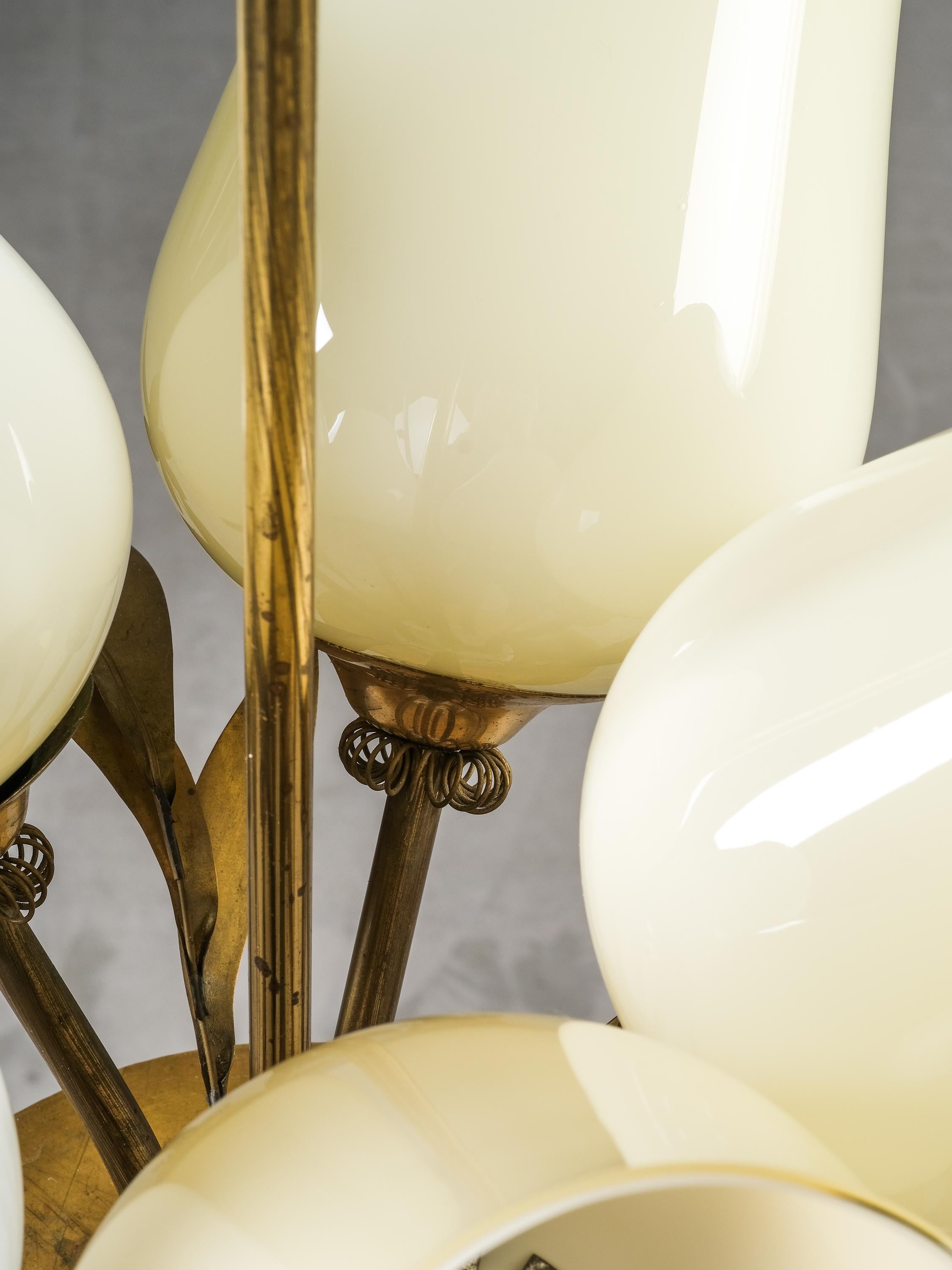 Milieu du XXe siècle Lampe lustre modèle 501-5 en laiton et verre par Stockmann, Finlande, années 1950 en vente