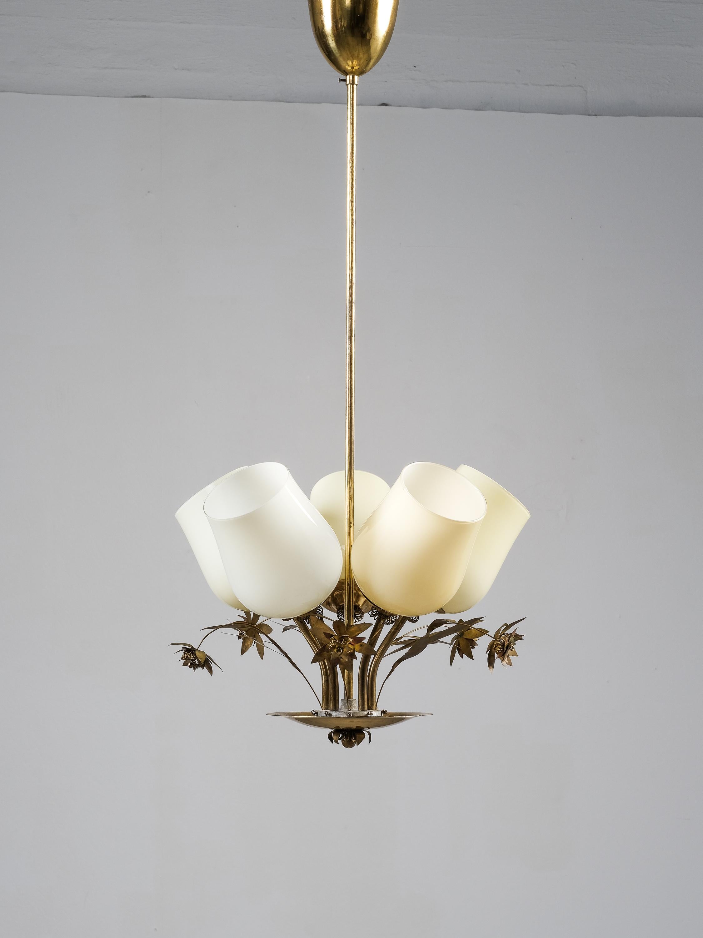 Laiton Lampe lustre modèle 501-5 en laiton et verre par Stockmann, Finlande, années 1950 en vente