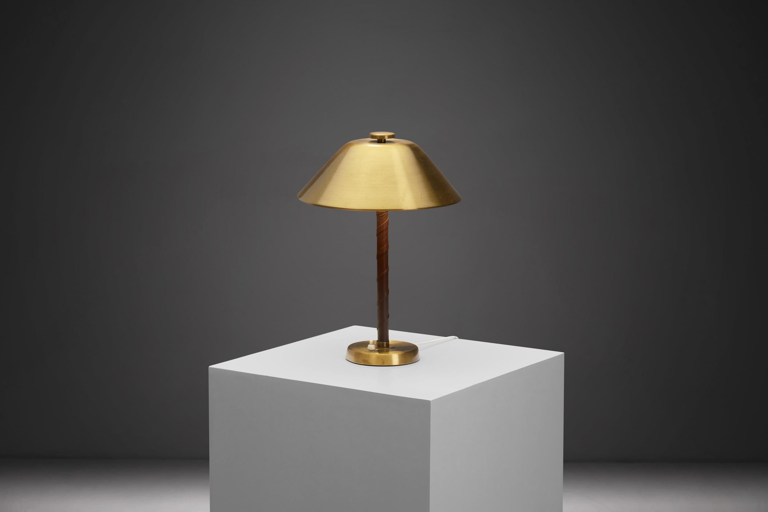 This stylish table lamp is a delightfully distinctive model, with immediately recognizable details and material choices. According to the Museum of Malmö, Einar Bäckström founded his workshop in 1918 for the manufacture of lighting and ornaments,