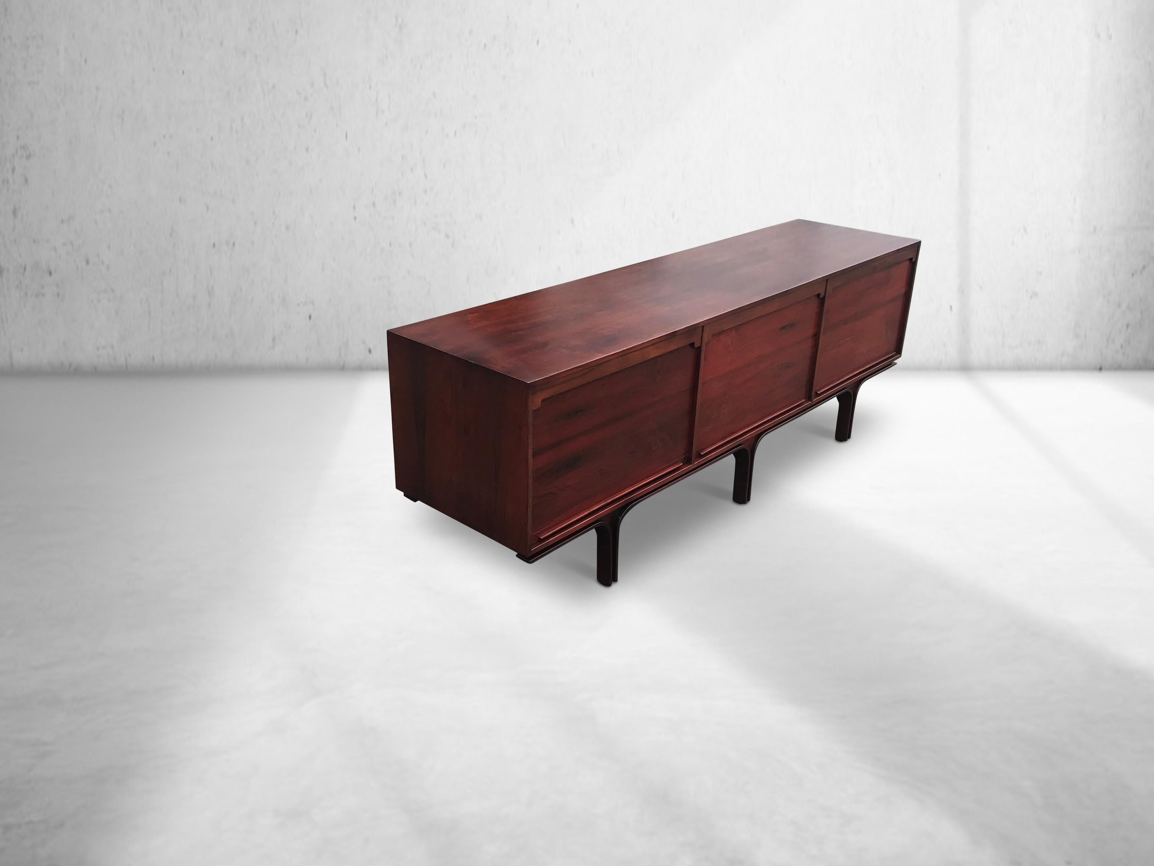 Model 503 rosewood credenza by Gianfranco Frattini for Bernini 1960s In Good Condition In Stavenisse, NL