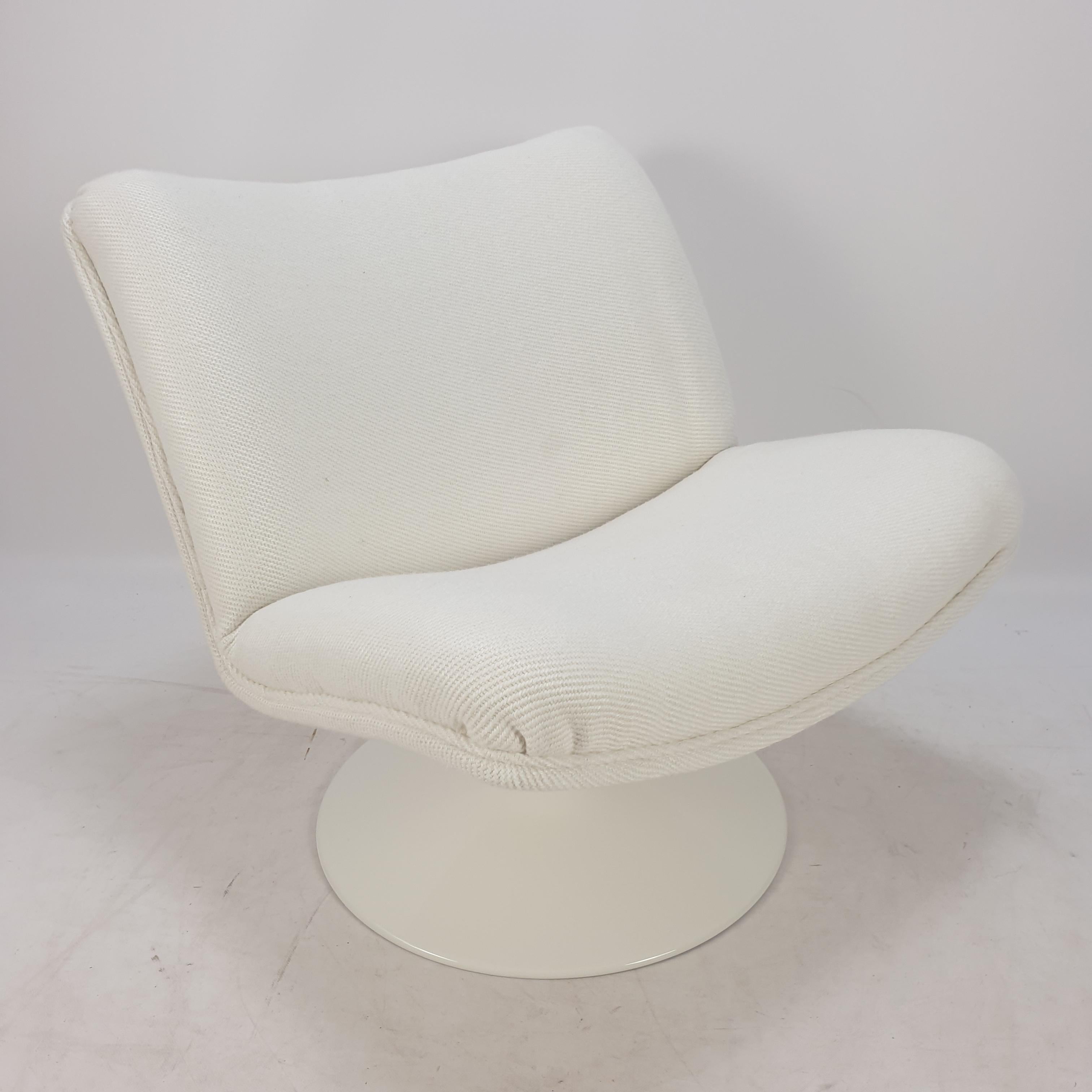 Very cute and comfortable lounge chair designed by Geoffrey Harcourt for Artifort. It has a rotating metal foot. It has just been reupholstered with lovely Pierre Frey linen fabric. The foot has just been painted bij a professional painter. The