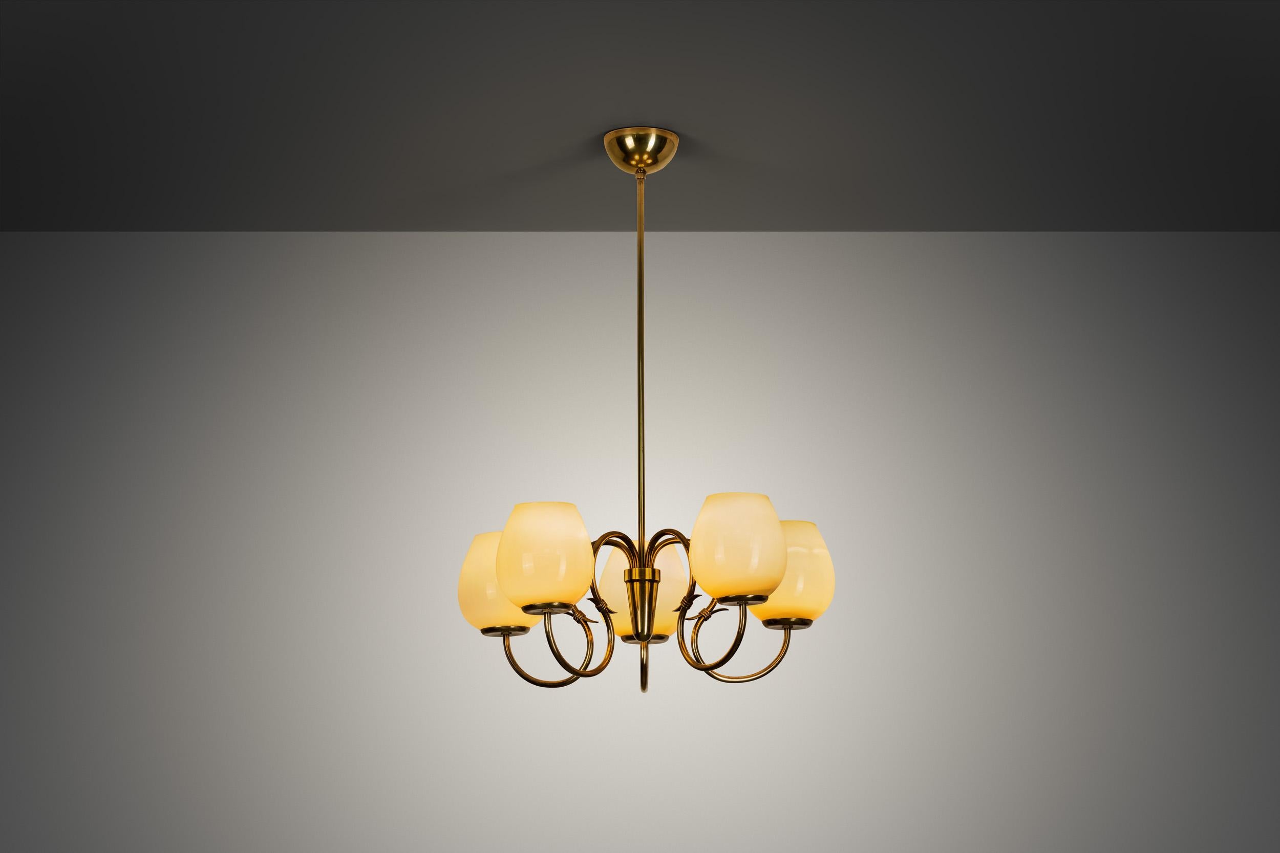 A metà del XX secolo, la Finlandia era emersa come una forza tranquilla nel design moderno, definita non dalla spettacolarità ma dalla sensibilità alla luce, ai materiali e all'atmosfera. I designer finlandesi hanno spesso perseguito un dialogo tra