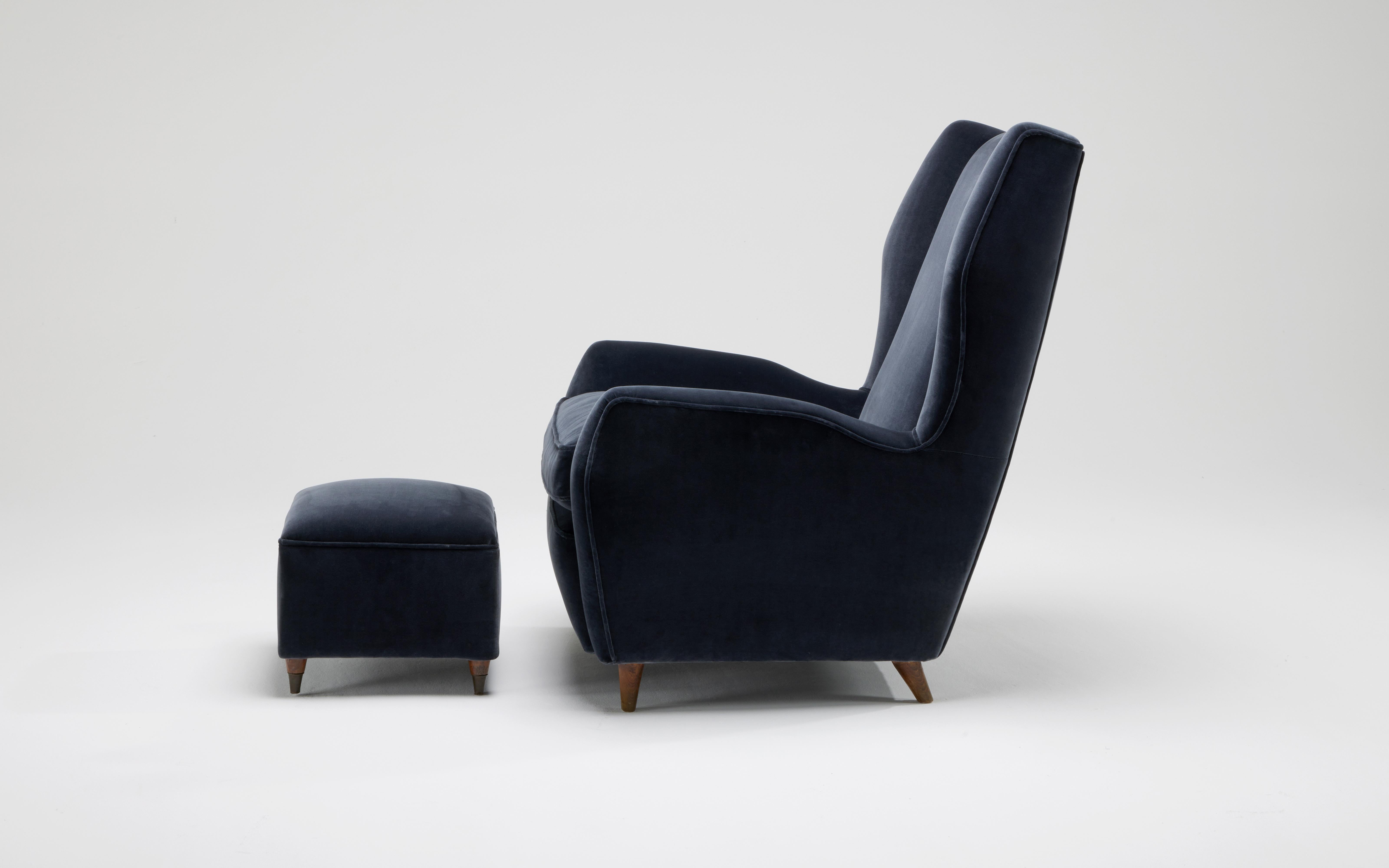 Gio Ponti était un architecte et designer italien de renom, connu pour ses contributions influentes au design du XXe siècle. La chaise 512, conçue par Gio Ponti, est un exemple classique de ses meubles emblématiques. 

La chaise 512 de Gio Ponti se