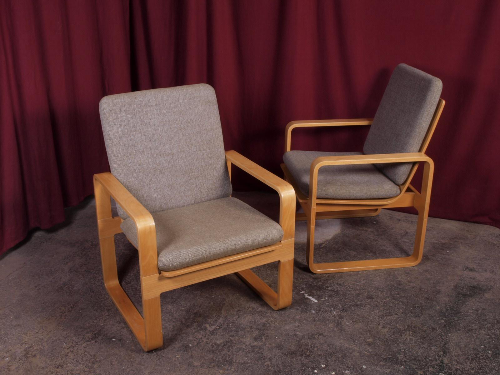 Lounge chair designed by Rud Thygesen & Johnny Sørensen and produced for Magnus Olesen in the 1970s, this vintage piece is a true testament to Danish design quality. Crafted by the skilled hands of Botium møbelfabrik, this lounge chair is a perfect