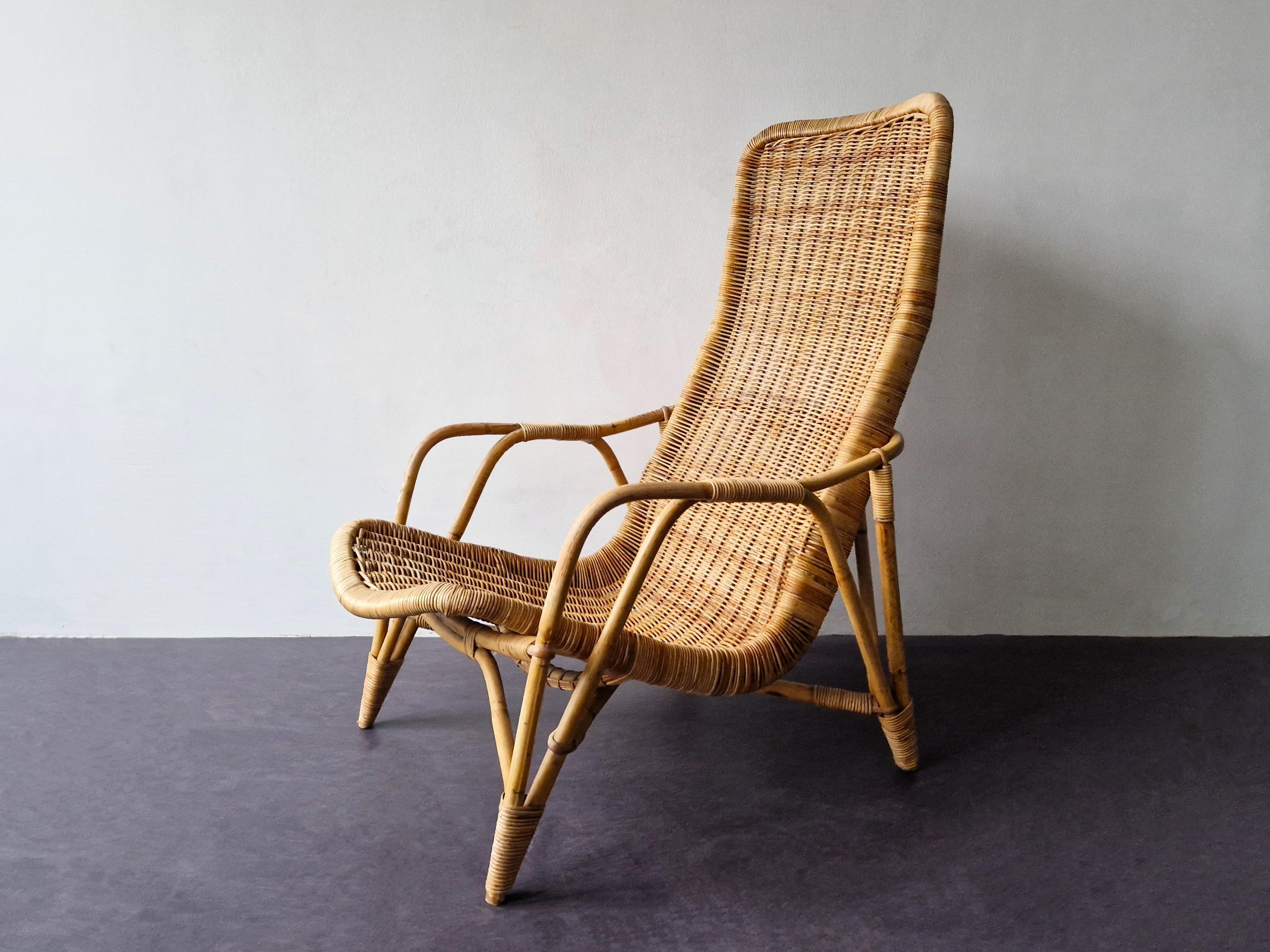 This beautiful adjustable rattan lounge chair, model 516a, was designed by Dirk van Sliedregt for Gebr. Jonkers Noordwolde in about 1952. This chair is the rattan version of model '514a' which does have a metal frame. The chair has the original