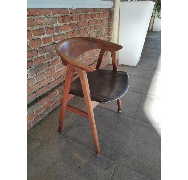 Model 52 Chair, Erik Kirkegaard for Høng, 1960

Additional information:
Country of Manufacture – Denmark
Design Period – 1960
Production Period – 1960
Designer – Erik Kirkegaard
Model – 52
Producer – Høng
Style – Midcentury / Danish Design
Material
