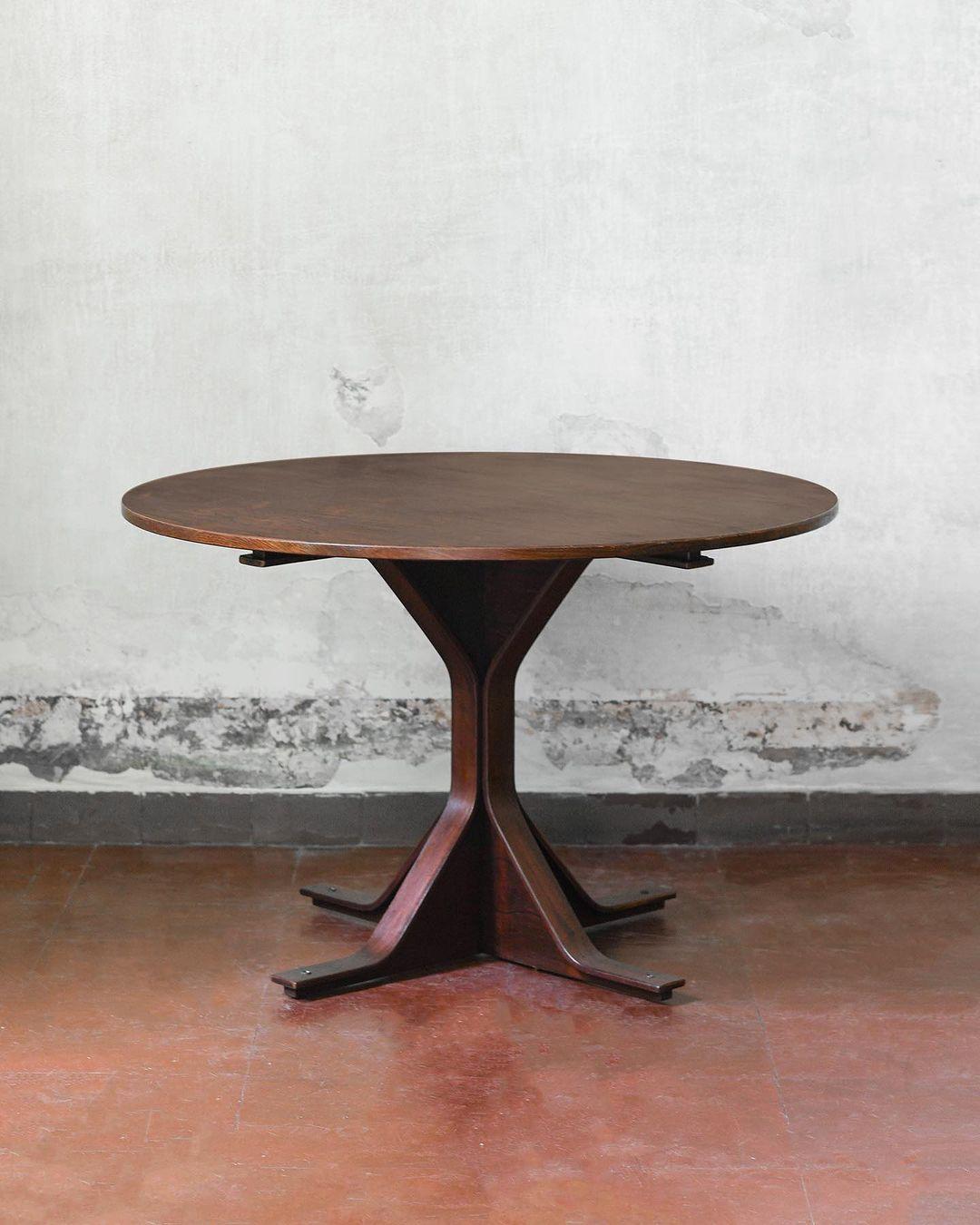 Model 522 table by Gianfranco Frattini for Bernini, Italy 1960
Product details
Dimensions: 74 H x 111 D cm