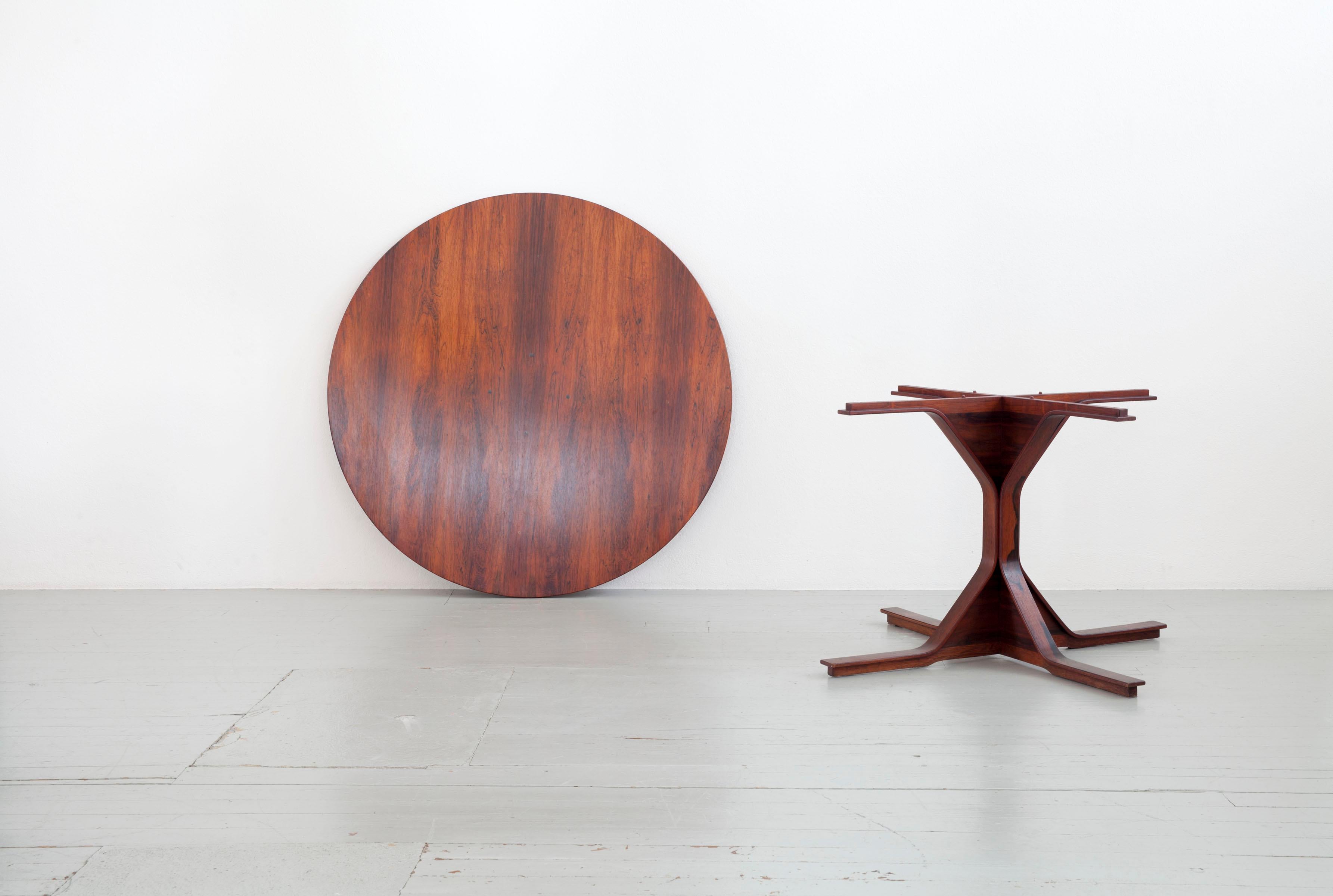 La table modèle 522 a été conçue par Gianfranco Frattini et fabriquée par Bernini en Italie dans les années 1960. Fabriquée en bois de rose, elle présente une esthétique raffinée avec des formes géométriques, des lignes épurées et un plateau rond -