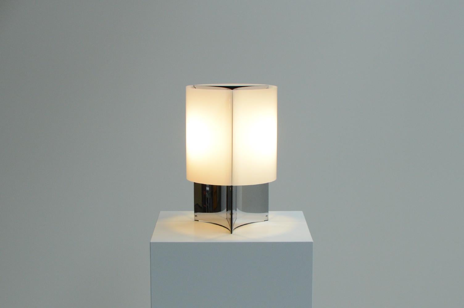 Mid-Century Modern Model 526/p table lamp by Massimo Vignelli for Arteluce, 1960s Italy. For Sale