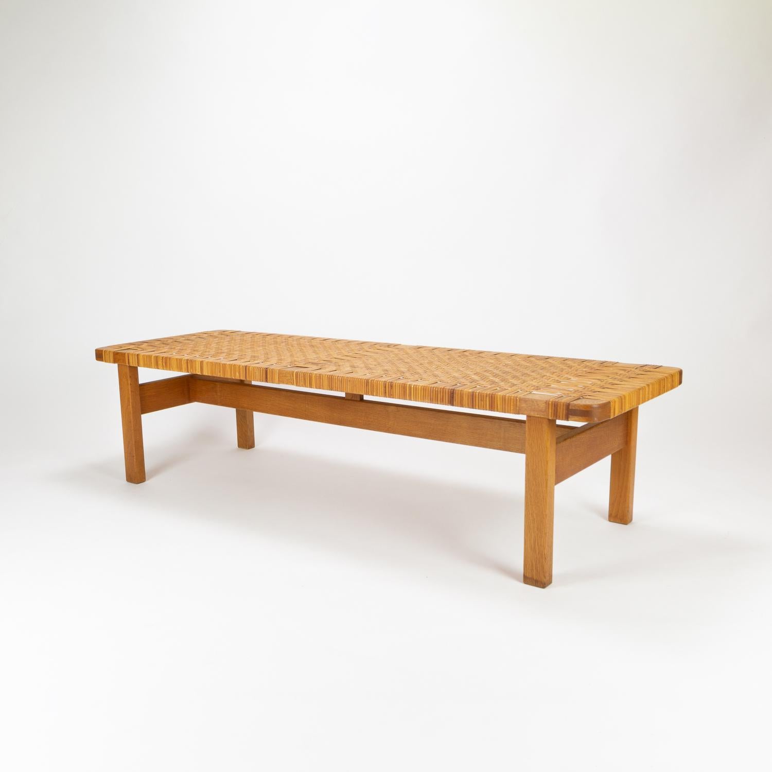 A cane and oak Mid Century Model 5272 bench by Børge Mogensen in great original vintage condition. Fredericia Stolefabrik, Denmark, 1950s.