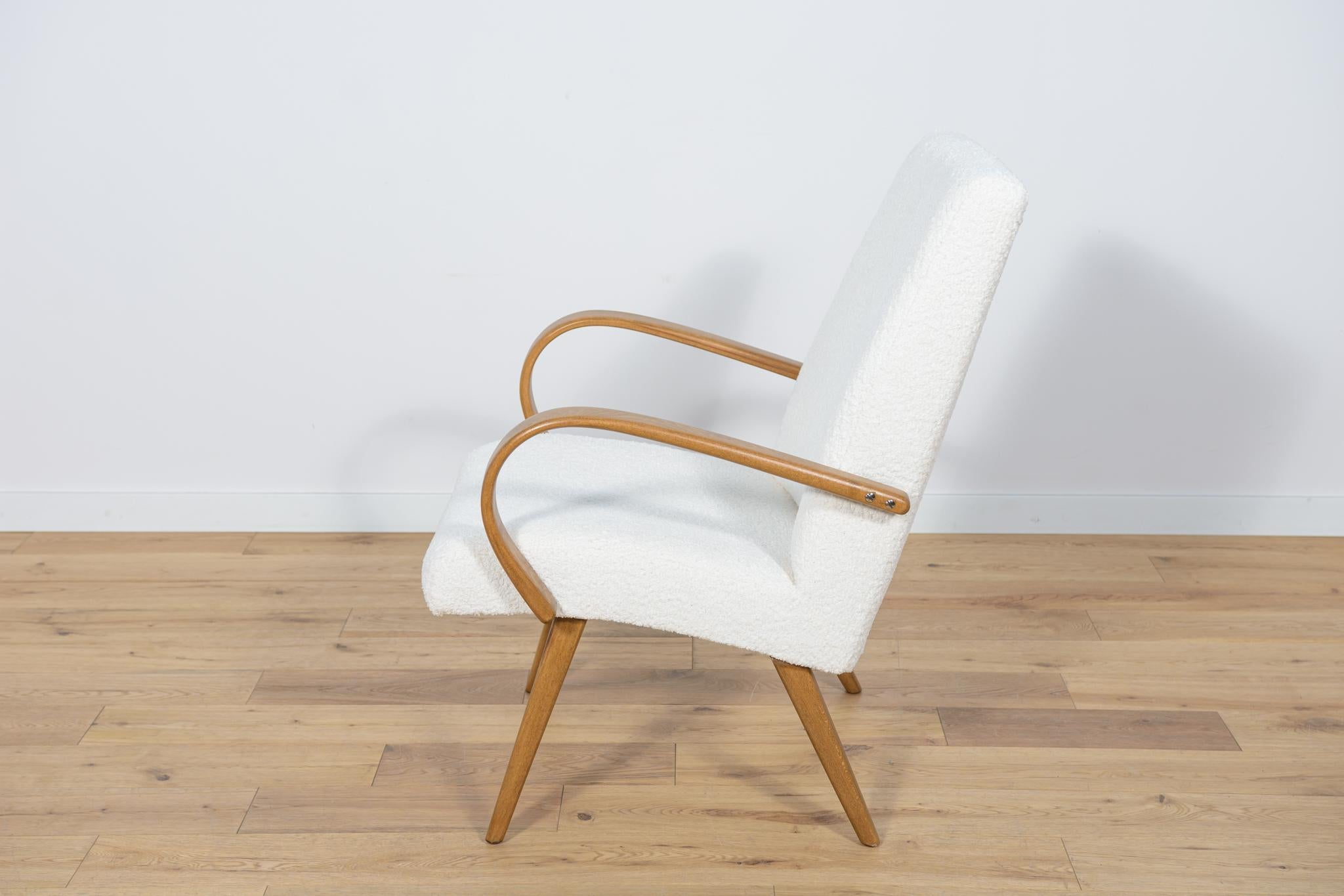 Model 53 Armchair by Jaroslav Smidek for Ton, 1960s In Excellent Condition For Sale In GNIEZNO, 30
