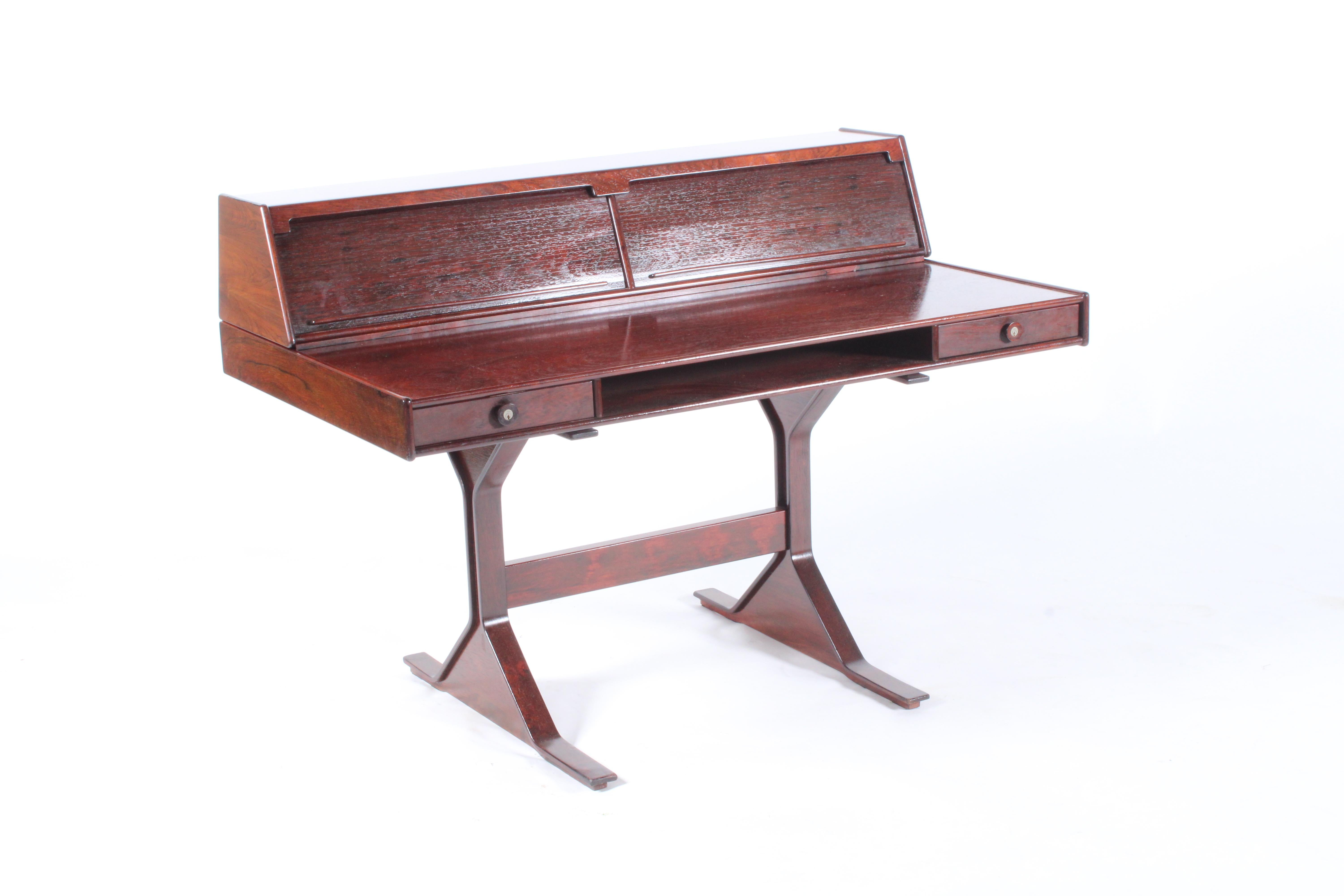 Modell 53 Italienischer Schreibtisch der Jahrhundertmitte von Gianfranco Frattini für Bernini (Rosenholz) im Angebot