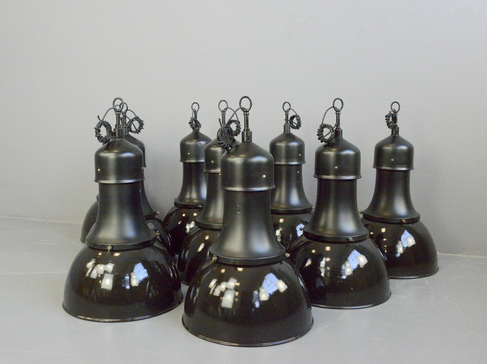 Modèle 530 Luminaires suspendus Bauhaus par Kandem Circa 1920s

- Le prix est par lampe (2 disponibles)
- Nuances d'émail noir vitreux
- Cols en acier avec vis en laiton
- Accrochage de crochets en acier
- Accepte les ampoules à vis E27
- Livré avec