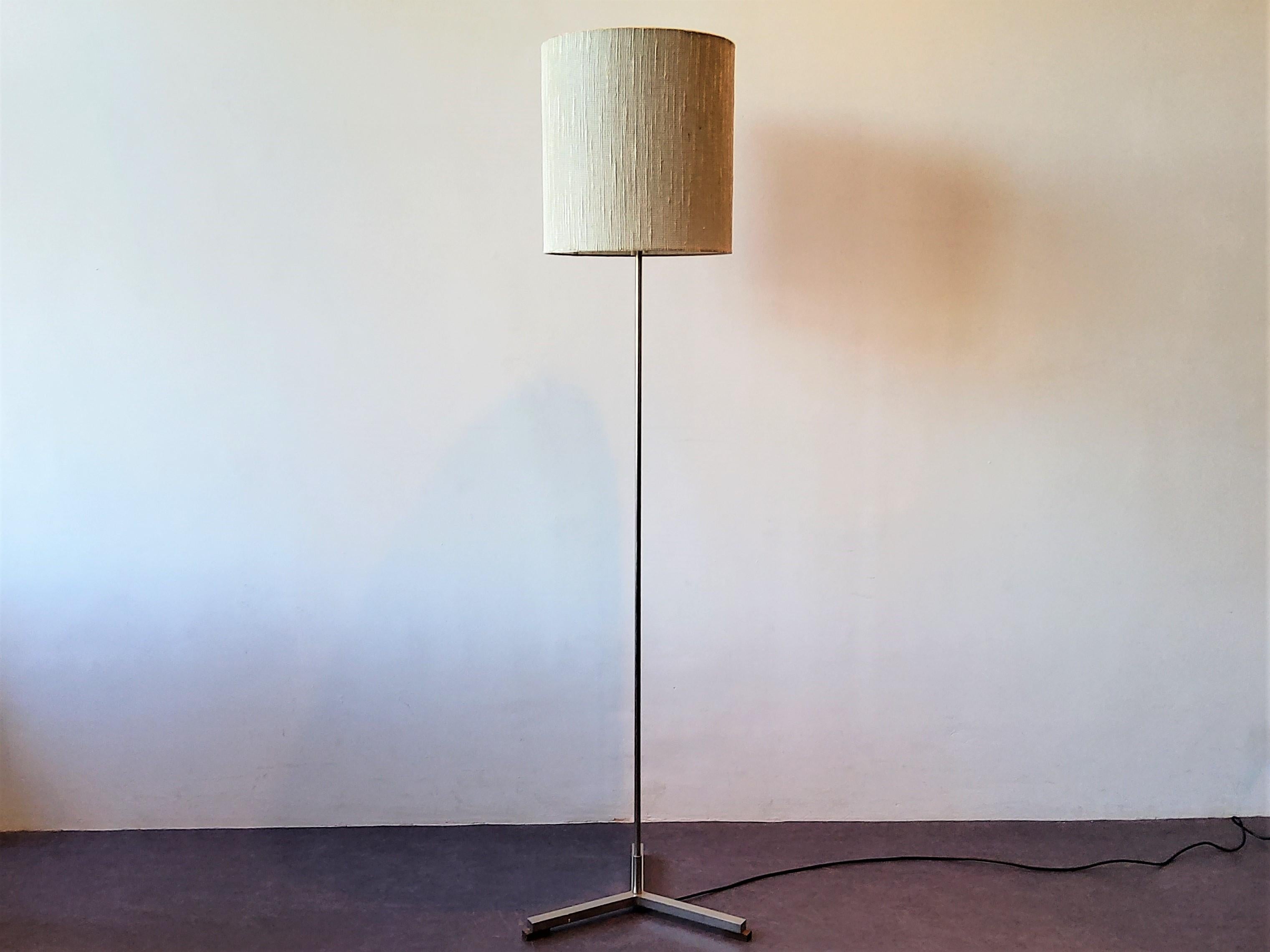 This stunning floor lamp, model 5353, was designed by Willem Hagoort for Hagoort Lamps in the 1960's. It has a metal tripod nickel base with wengé details and a metal inner shade with 1 upward light (150 W) and two downward lights ( 75 W) that is
