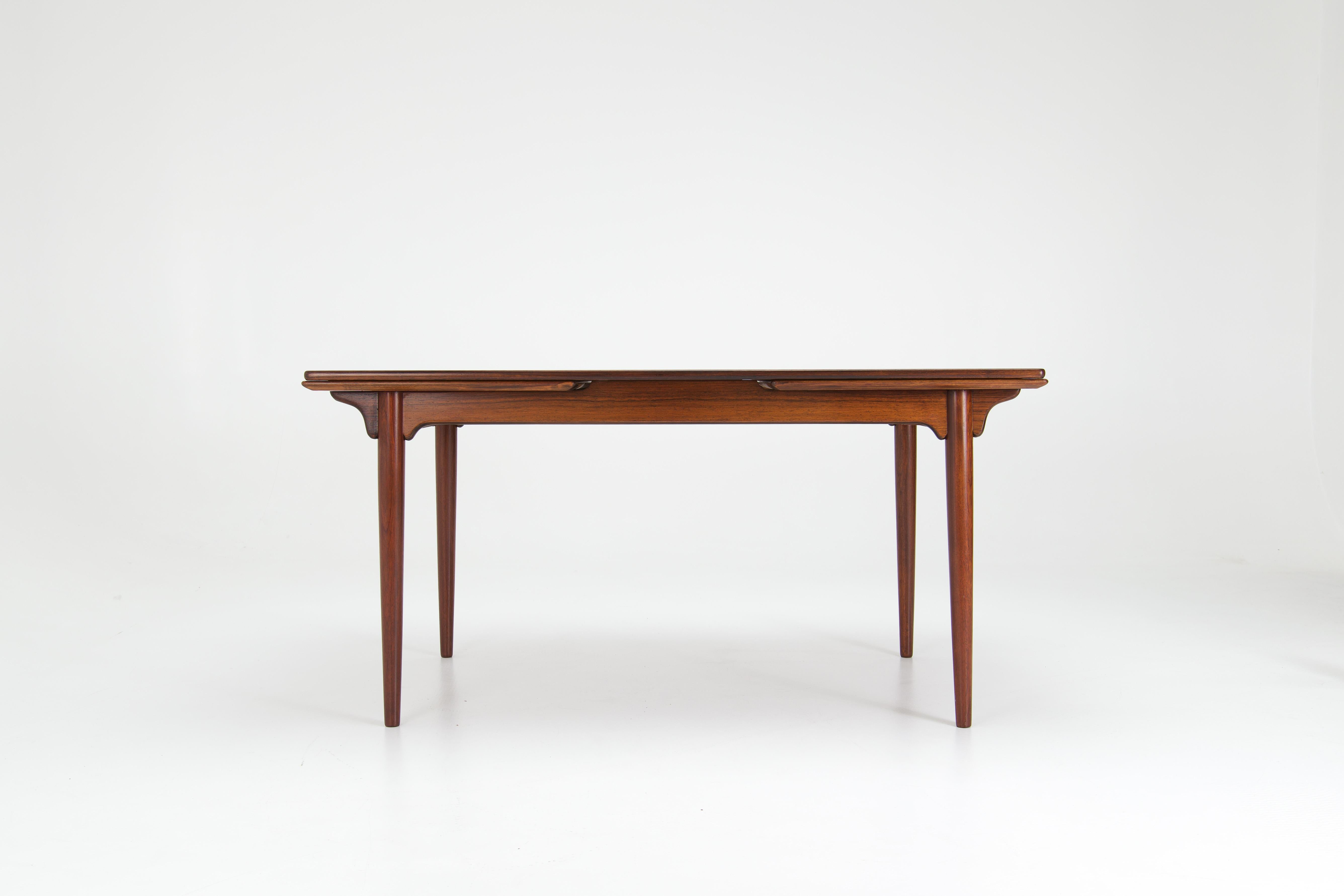 A Model 54 extendable dining table in rosewood, designed by Gunni Omann in 1959. It was produced by the family-run Danish company Omann Jun Møbelfabrik.
The table can be extended using two Dutch-style leaves, when pulled, they slide out. You can use