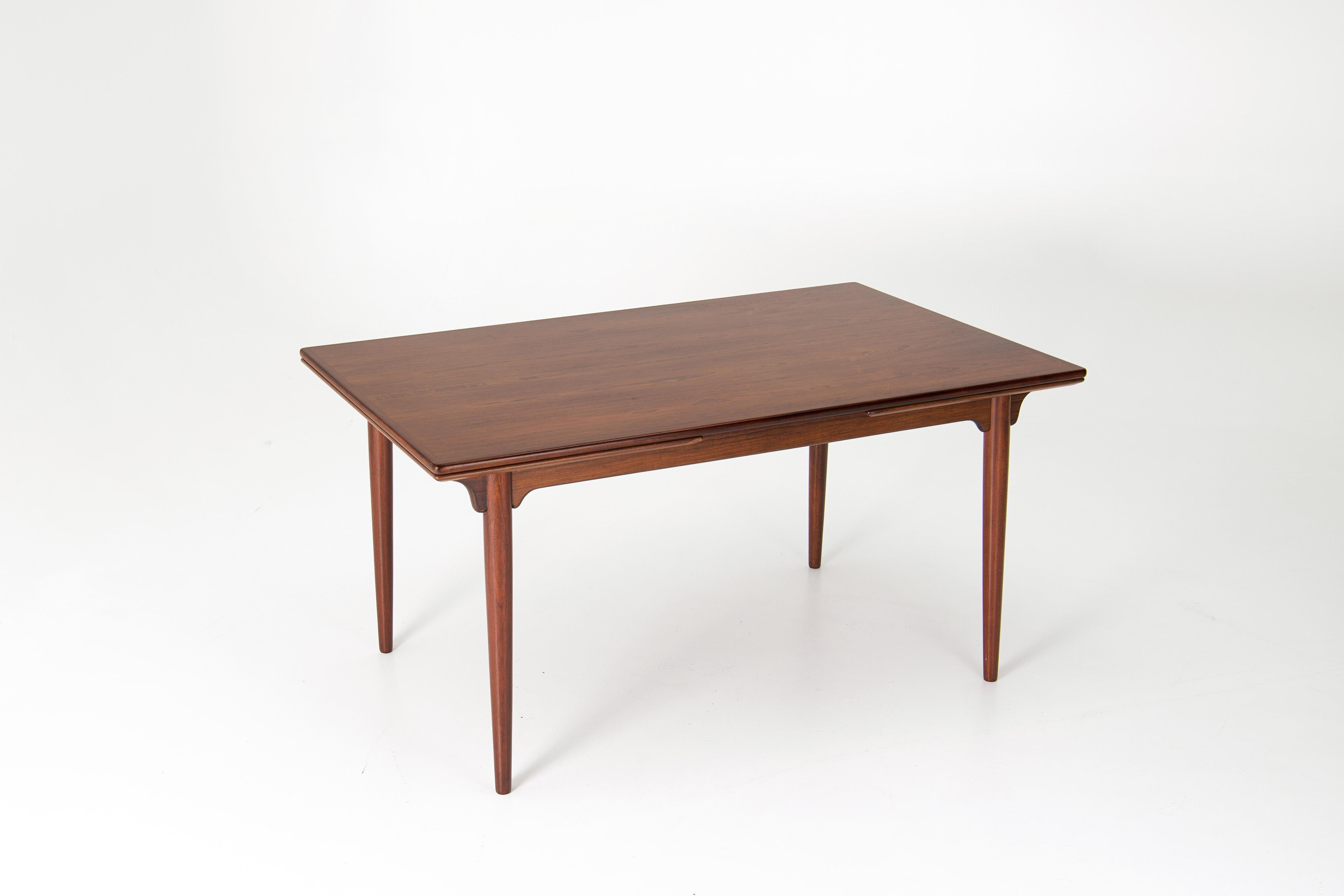 Mid-Century Modern Model 54 extentable dining table - Gunni Omann For Sale