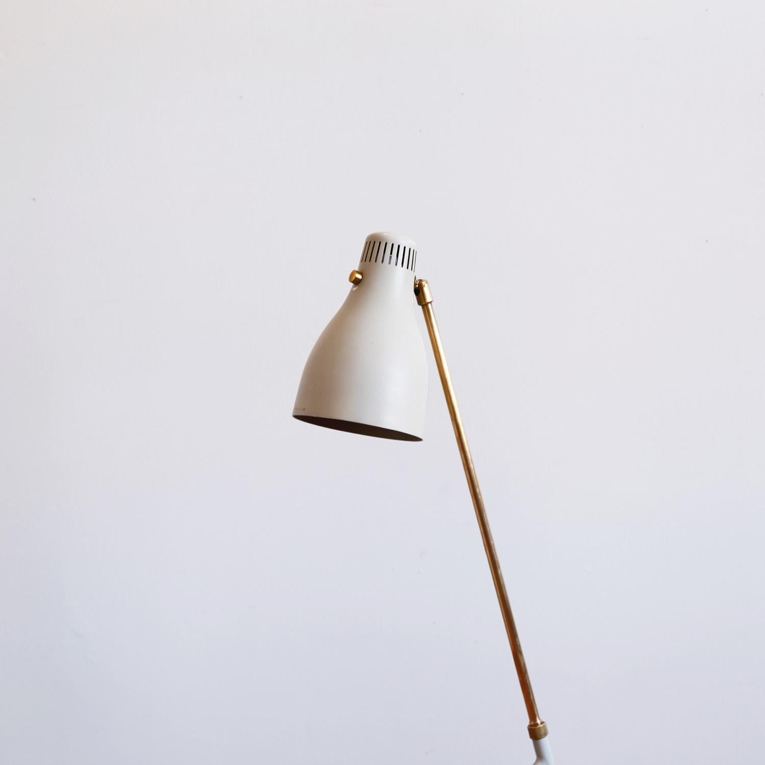 A rare model 541 floor lamp with enameled metal shade by Hans Bergström for the Swedish lighting manufacturer Ateljé Lyktan. Rewired with a white cloth cord. Adjustable (dimensions give maximum height; 7? is diameter of base).