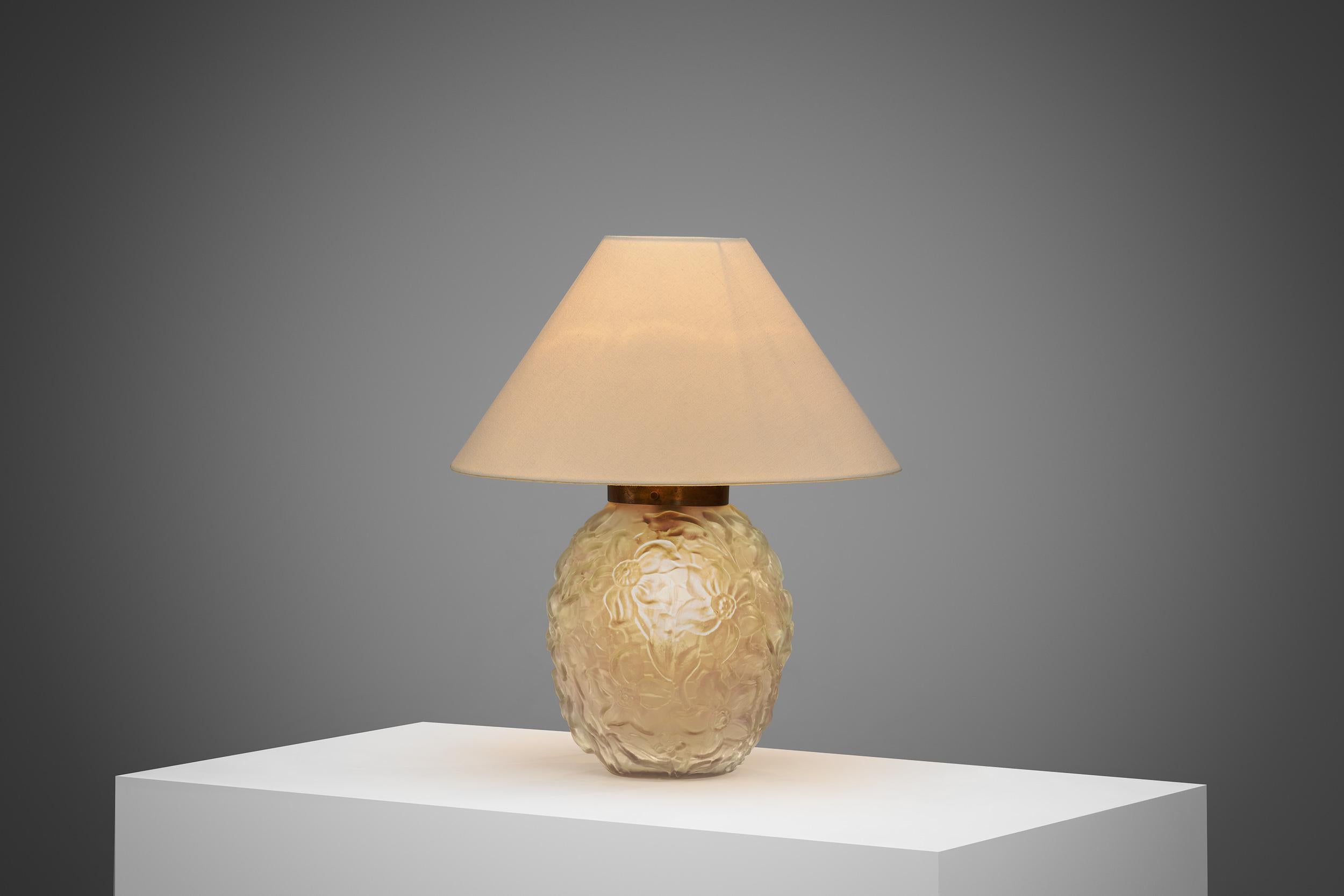 Cette superbe lampe de table en verre modèle 