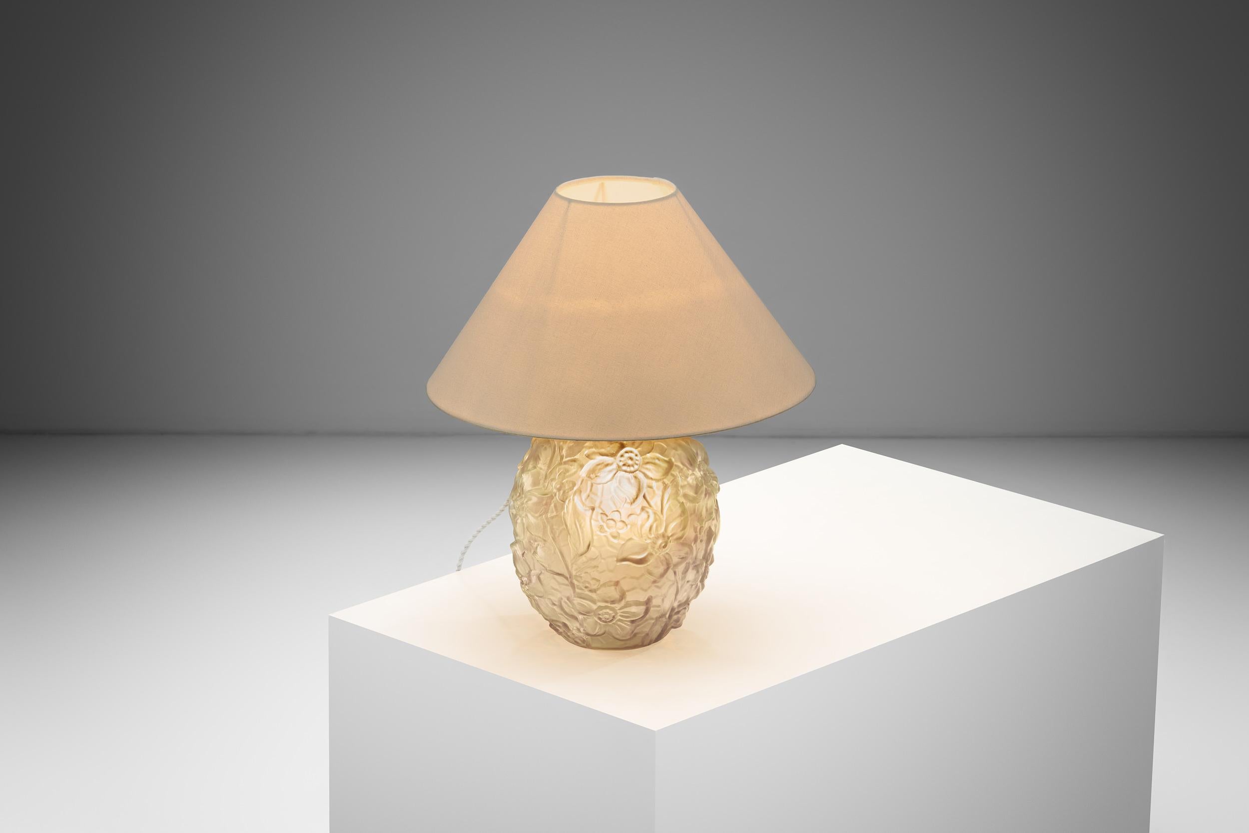 Milieu du XXe siècle Lampe de table en verre Model No No 542 de Boréns, Suède, vers les années 1940 en vente