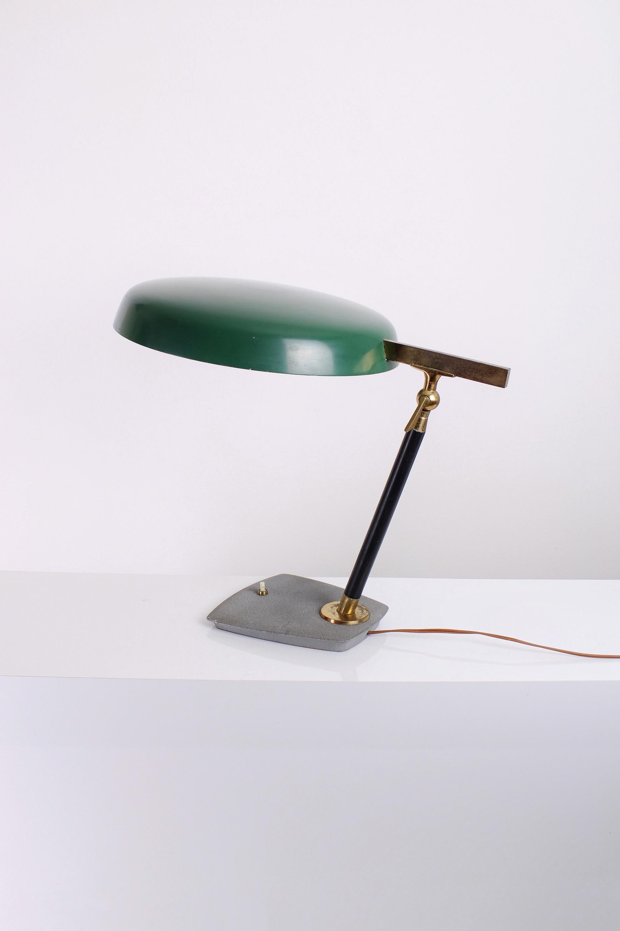 A classic Italian-style desk lamp created by the hand of Oscar Torlasco. It was designed circa 1963 and produced by the Milanese lighting manufacturer Lumi. This model 554 desk lamp is made of the highest quality materials, it consists of cast iron,