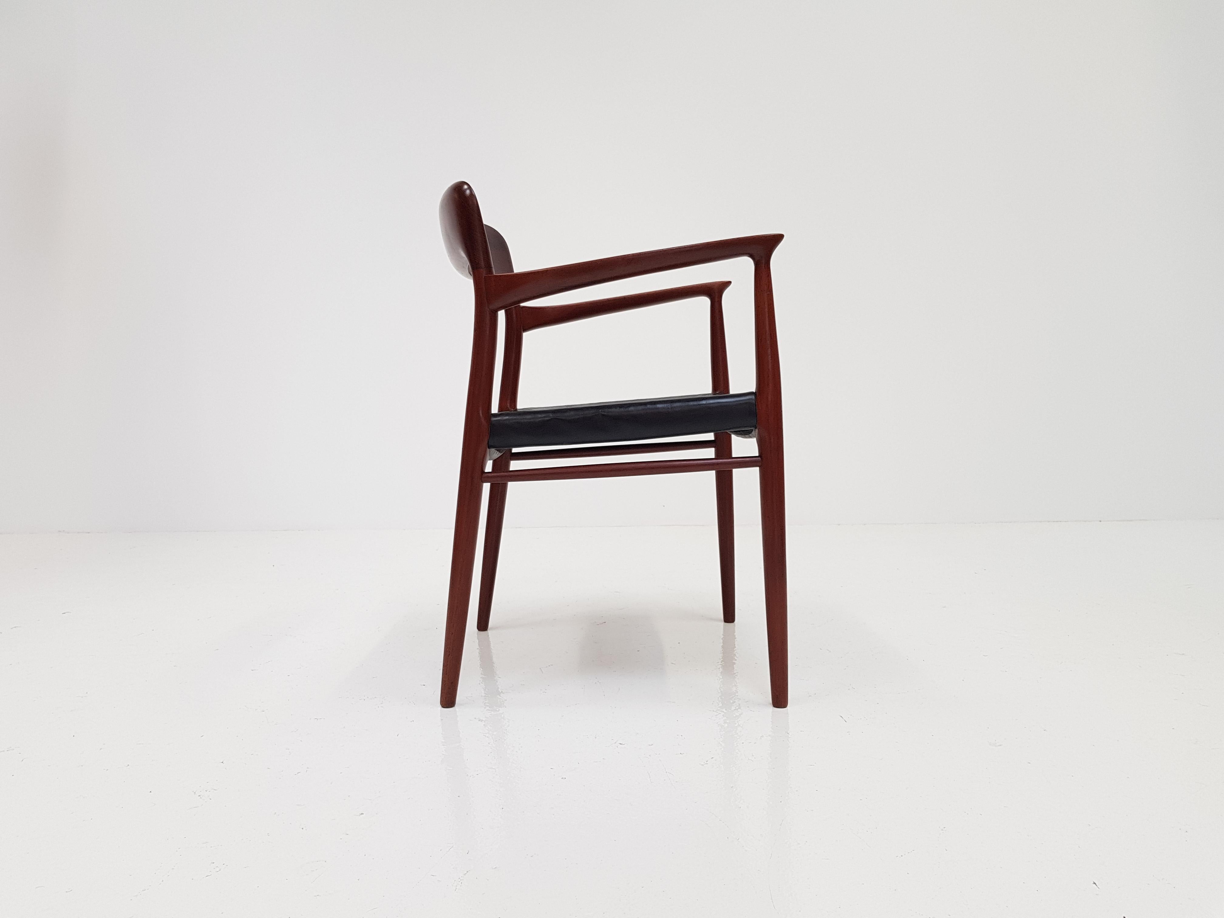 Model 56 Armchair in Teak and Black Leather by Niels Otto Møller In Good Condition In London Road, Baldock, Hertfordshire