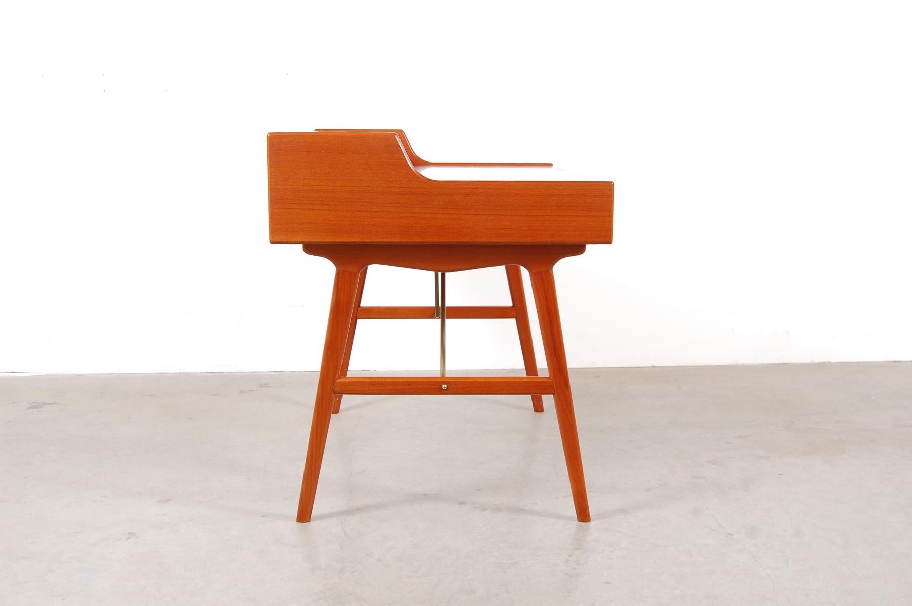 Model 56 Teak Desk by Arne Wahl Iversen (20. Jahrhundert)