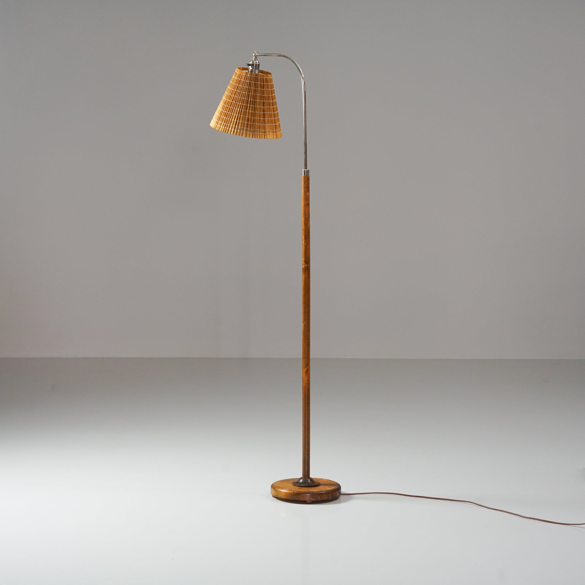 Stehleuchte Modell 5705, entworfen von Paavo Tynell, hergestellt von Taito Oy, 1930er Jahre. Gestell aus Birke und Metall, Schirm aus Holzlatten. Sowohl die Höhe als auch der Schirm sind verstellbar. Die maximale Höhe der Stehleuchte beträgt 172 cm.
