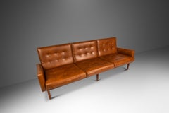 Sofá de armazón "flotante" Modelo 57W en nogal y Naugahyde de Knoll, EE.UU., c. 1960