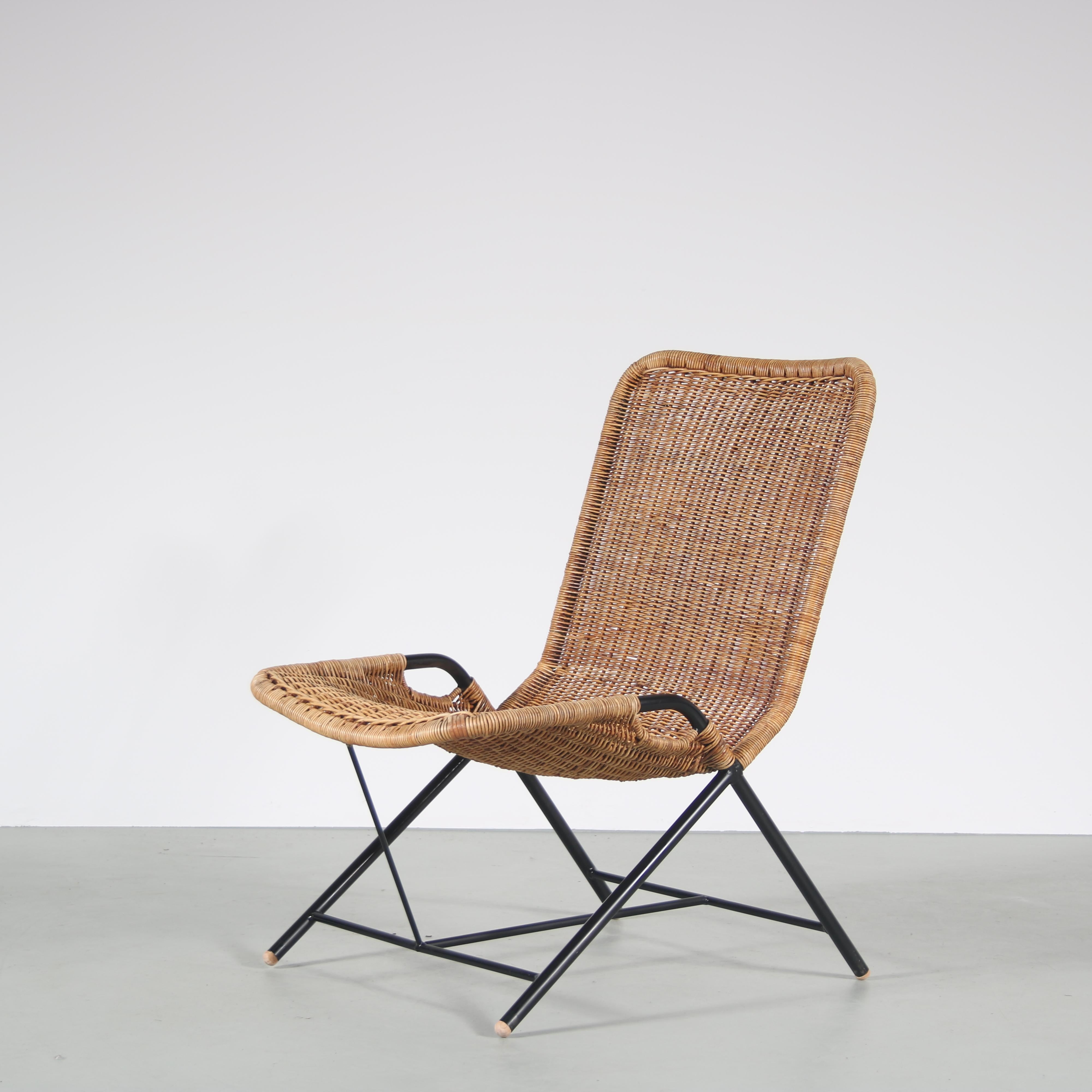 Ein schöner Esszimmerstuhl des niederländischen Designers Dirk van Sliedregt mit hohem Wiedererkennungswert. Hergestellt in den Niederlanden um 1950.

Der Stuhl, Modell 587, hat ein schwarz lackiertes Metallrohrgestell mit Korbpolsterung. Das