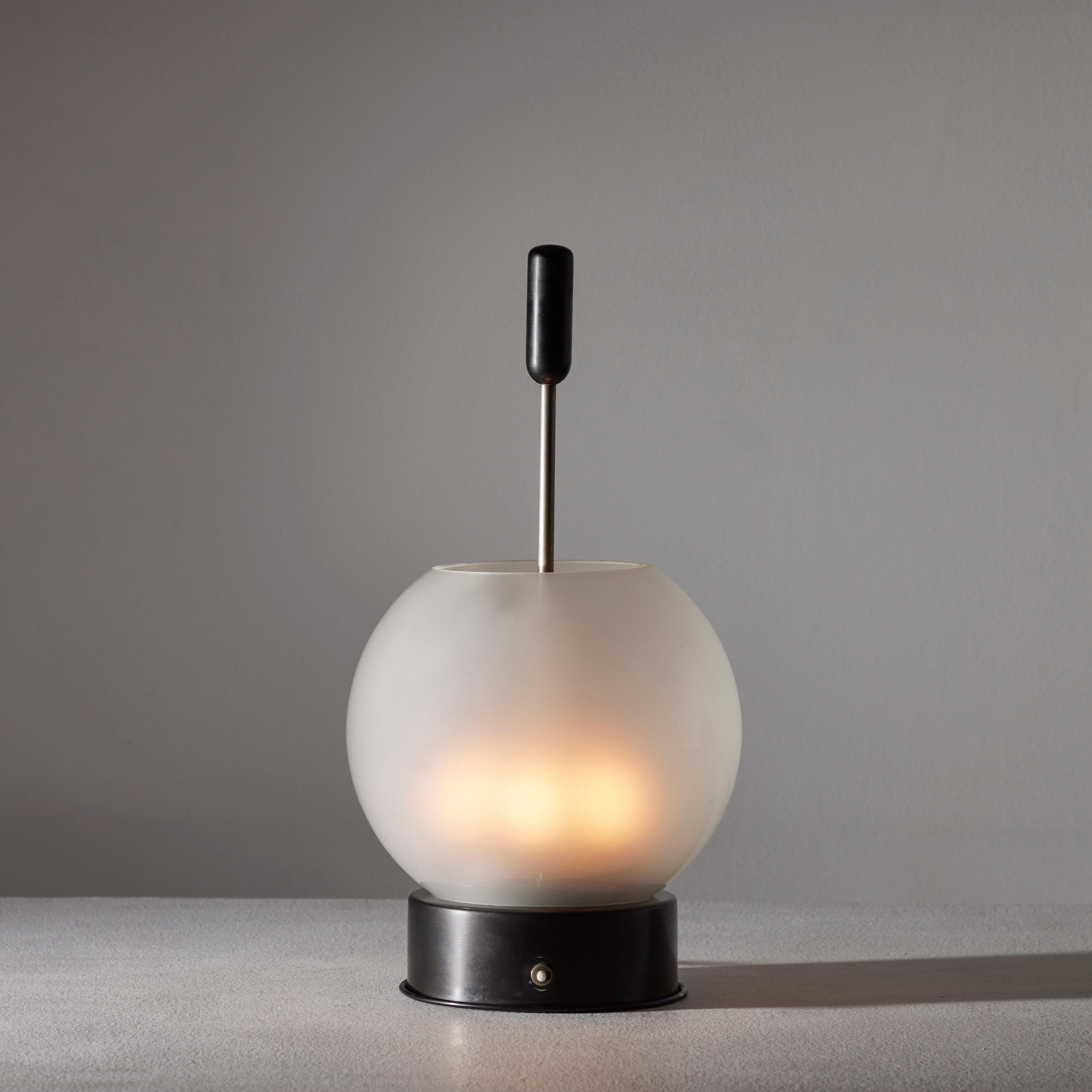 Lampe à poser modèle 593 par Gino Sarfatti pour Arteluce. Conçu et fabriqué en Italie, vers les années 1960. Cordon original de l'UE. Luminaires recommandés QTÉ six ampoules E14 20w maximum. Ampoules non incluses.