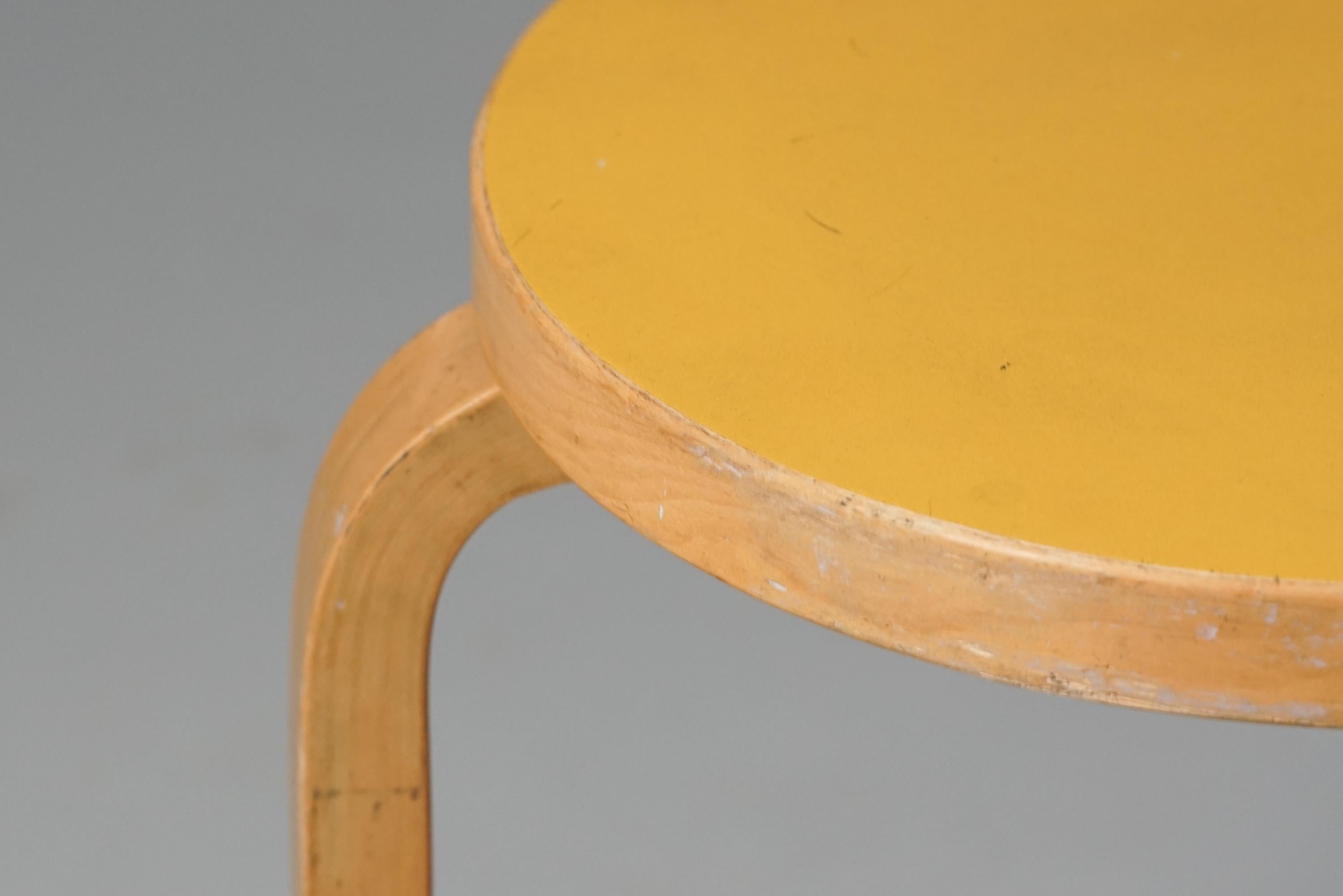 Tabouret modèle 60, conçu par Alvar Aalto, fabriqué par Artek, années 1950/1960. Cadre en bouleau, linoléum de couleur rare. Bon état vintage, patine et usure mineure correspondant à l'âge et à l'utilisation. 

Alvar Aalto (1898-1976) est
