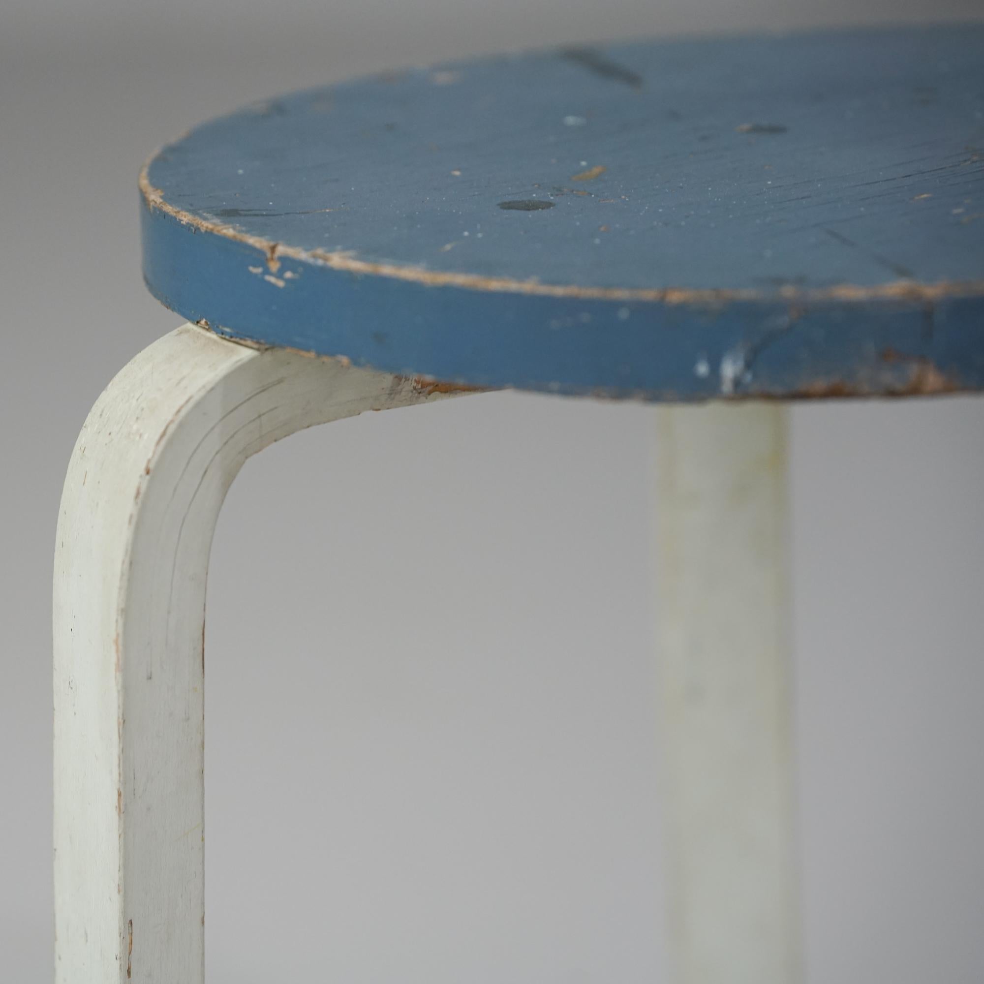 Model 60 Stool, Alvar Aalto, Oy Huonekalu- ja Rakennustyötehdas Ab, 1930s In Good Condition For Sale In Helsinki, Uusimaa