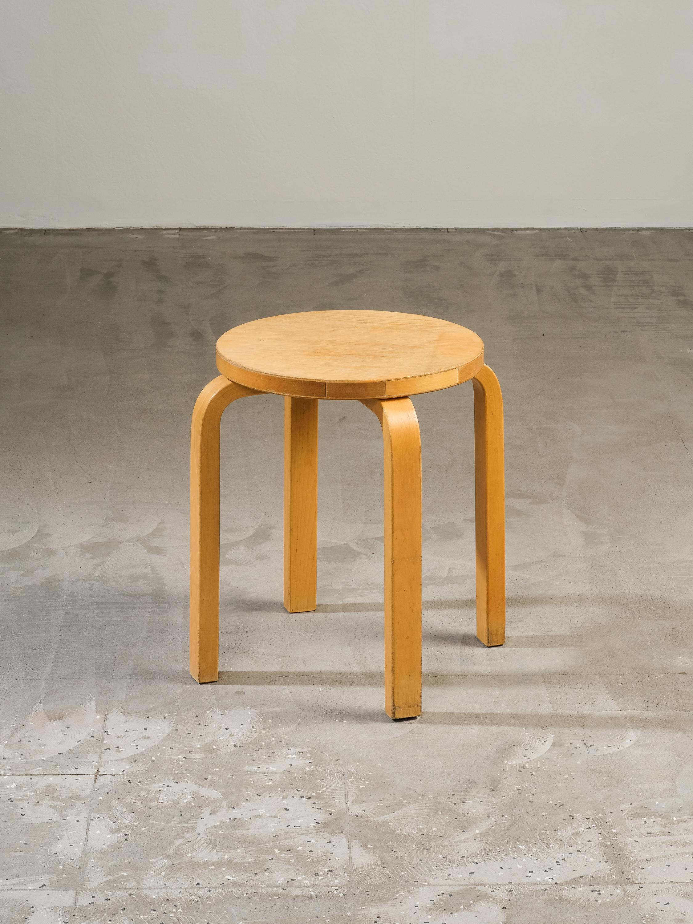 Taburete diseñado por Alvar Aalto y fabricado por Artek en Finlandia, hacia la década de 1970. Diseño clásico de Alvar Aalto.
Patas y estructura de abedul.

En estado original, con el desgaste propio de la edad y el uso, conservando una hermosa