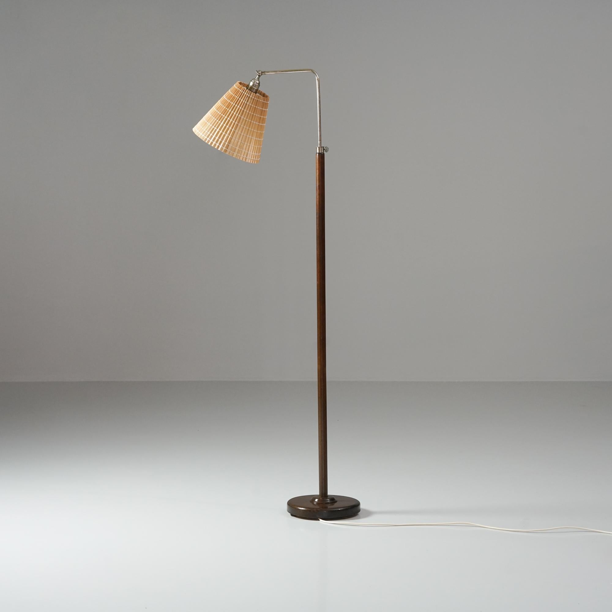 Lampadaire modèle 60442, fabriqué par Idman Oy, années 1940. Cadre en bouleau teinté et métal avec abat-jour en lattes de bois. La hauteur et l'abat-jour sont réglables. Bon état vintage, patine et usure mineures sur les parties métalliques en