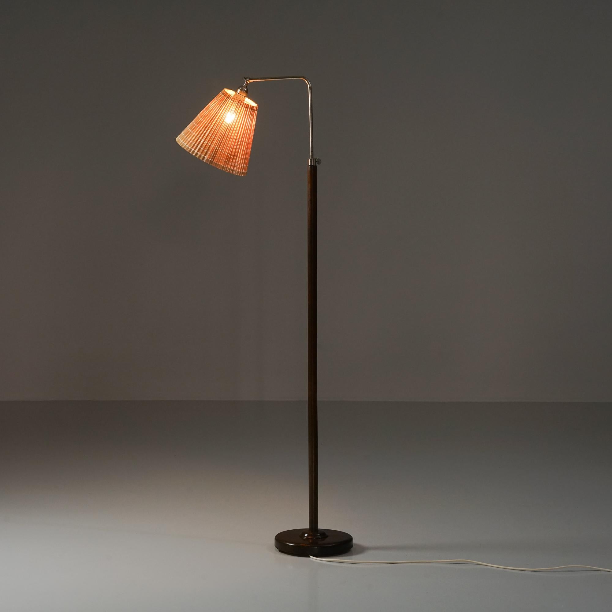 Milieu du XXe siècle Model No 60442 Lampadaire, Idman Oy, années 1940 en vente
