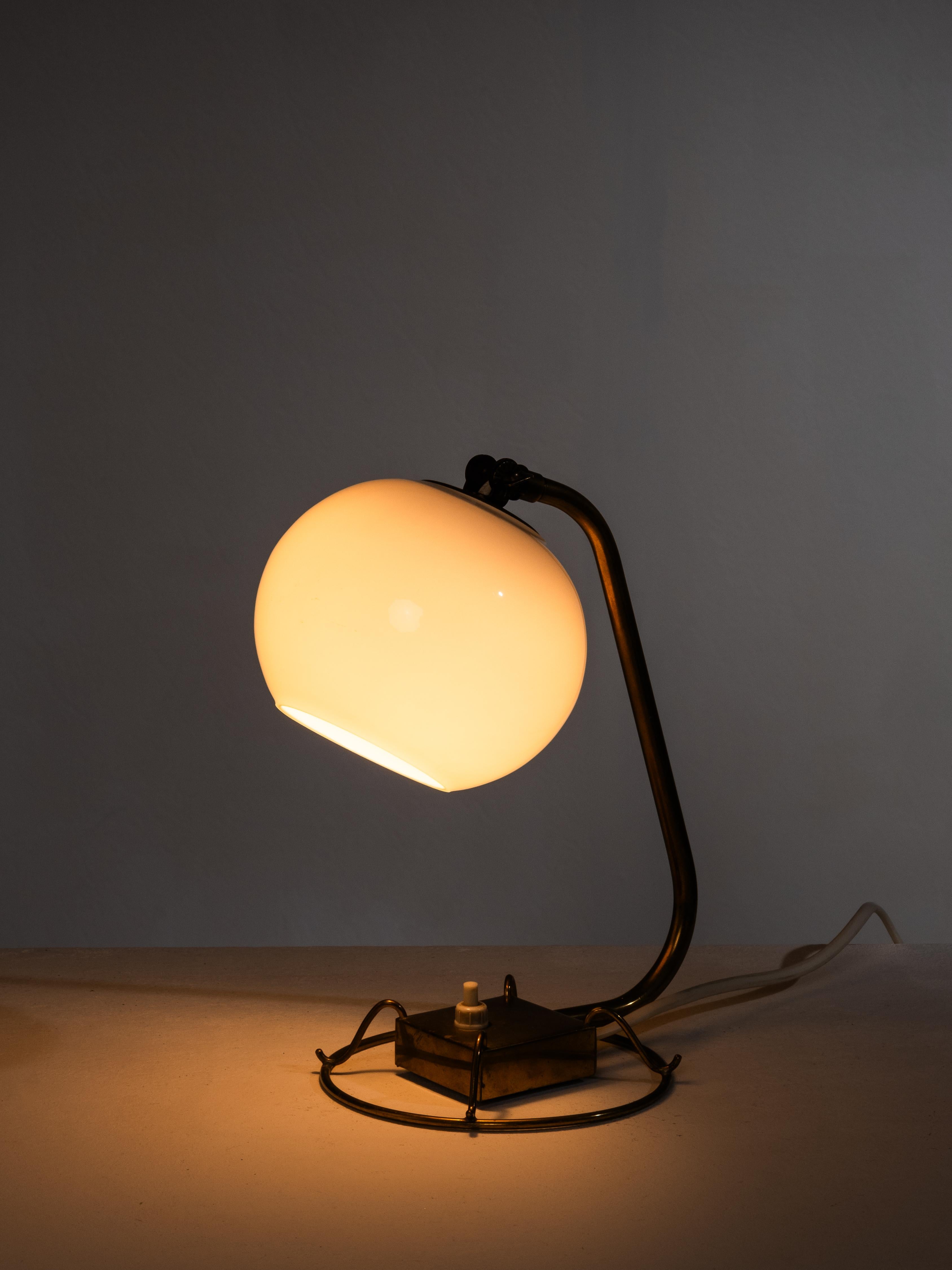 Model No 60582 Lampe de table en laiton et verre opalin par Idman, Finlande, années 1950 en vente 6