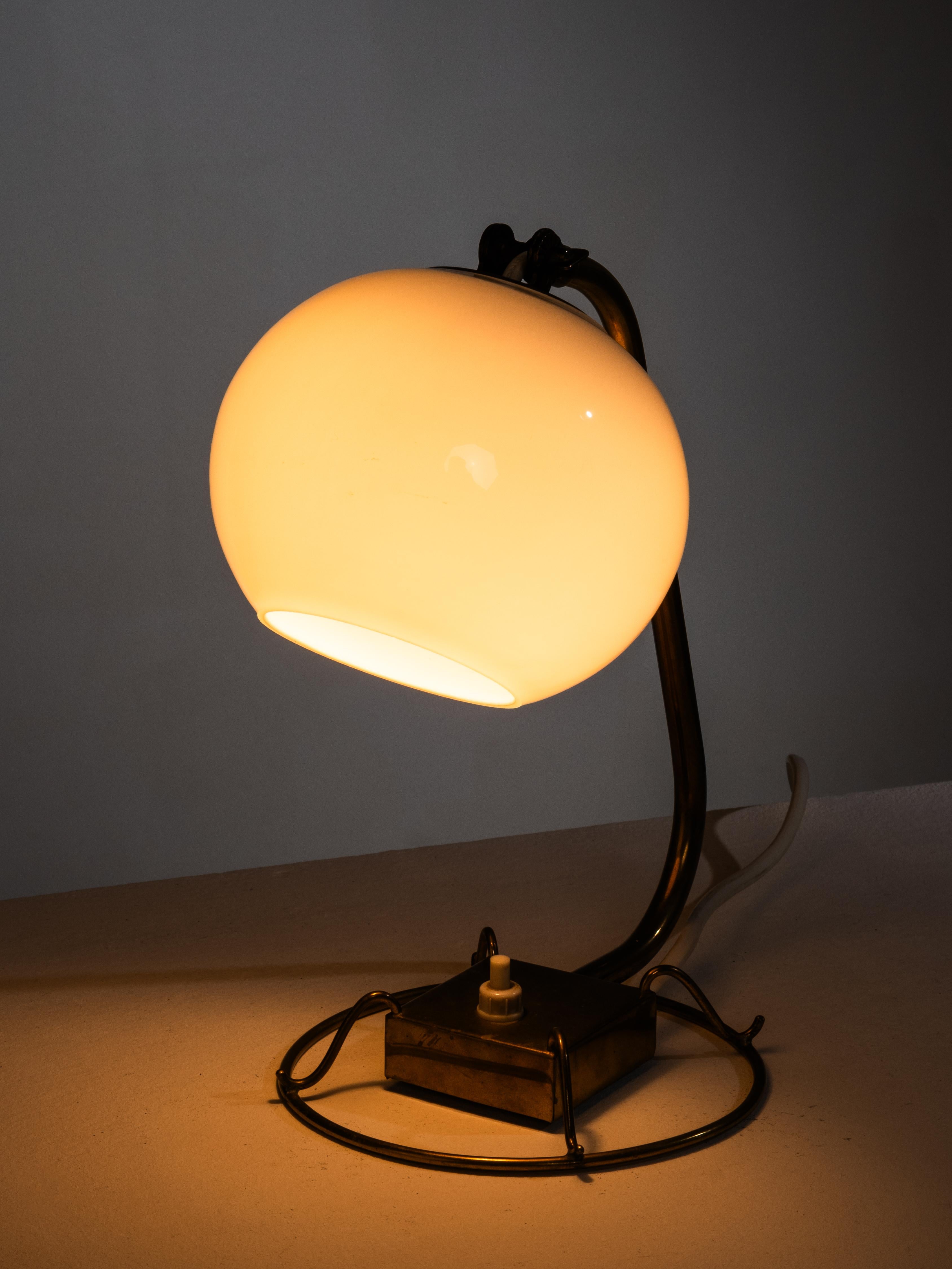 Model No 60582 Lampe de table en laiton et verre opalin par Idman, Finlande, années 1950 en vente 7