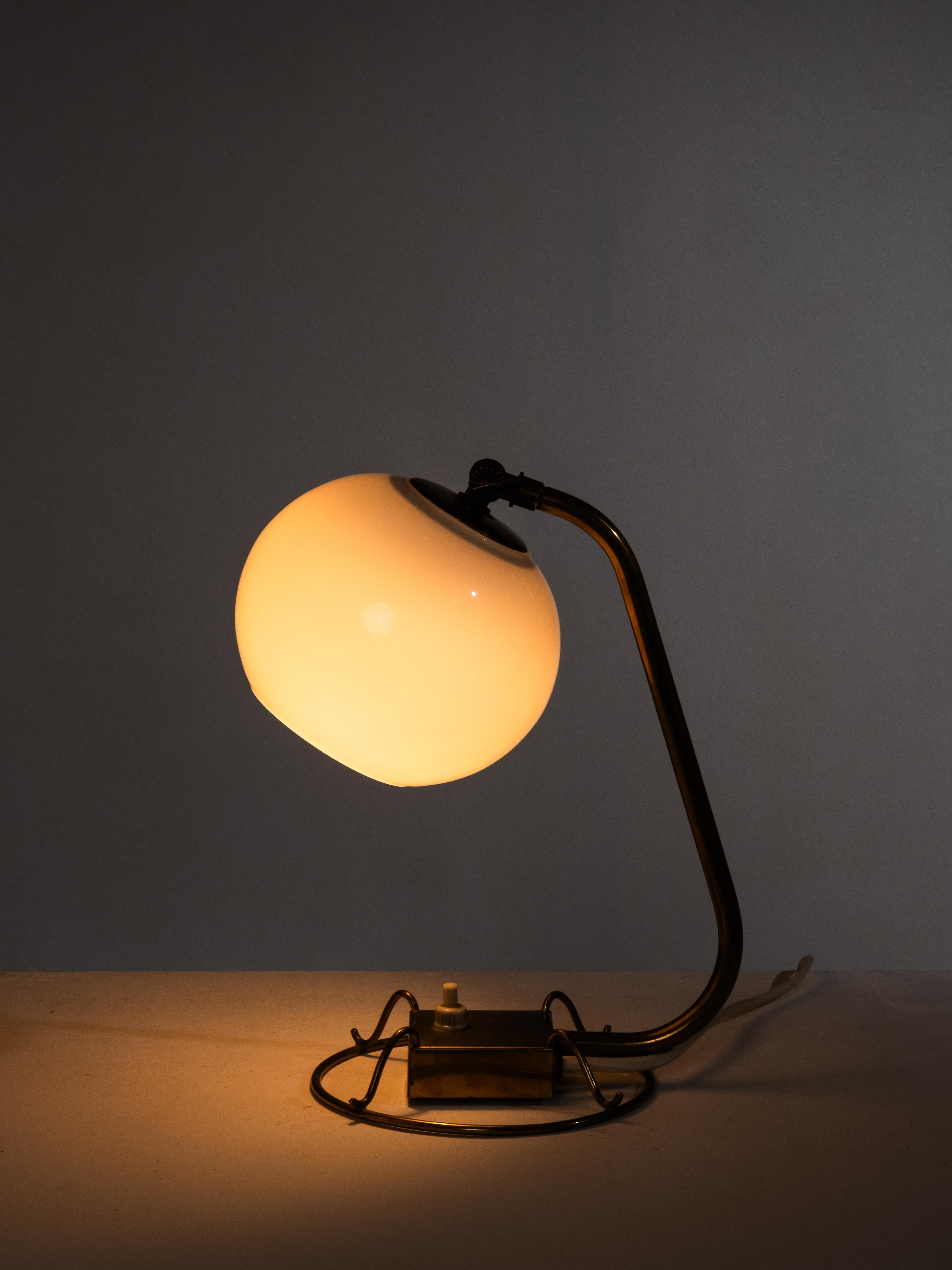 Model No 60582 Lampe de table en laiton et verre opalin par Idman, Finlande, années 1950 en vente 8