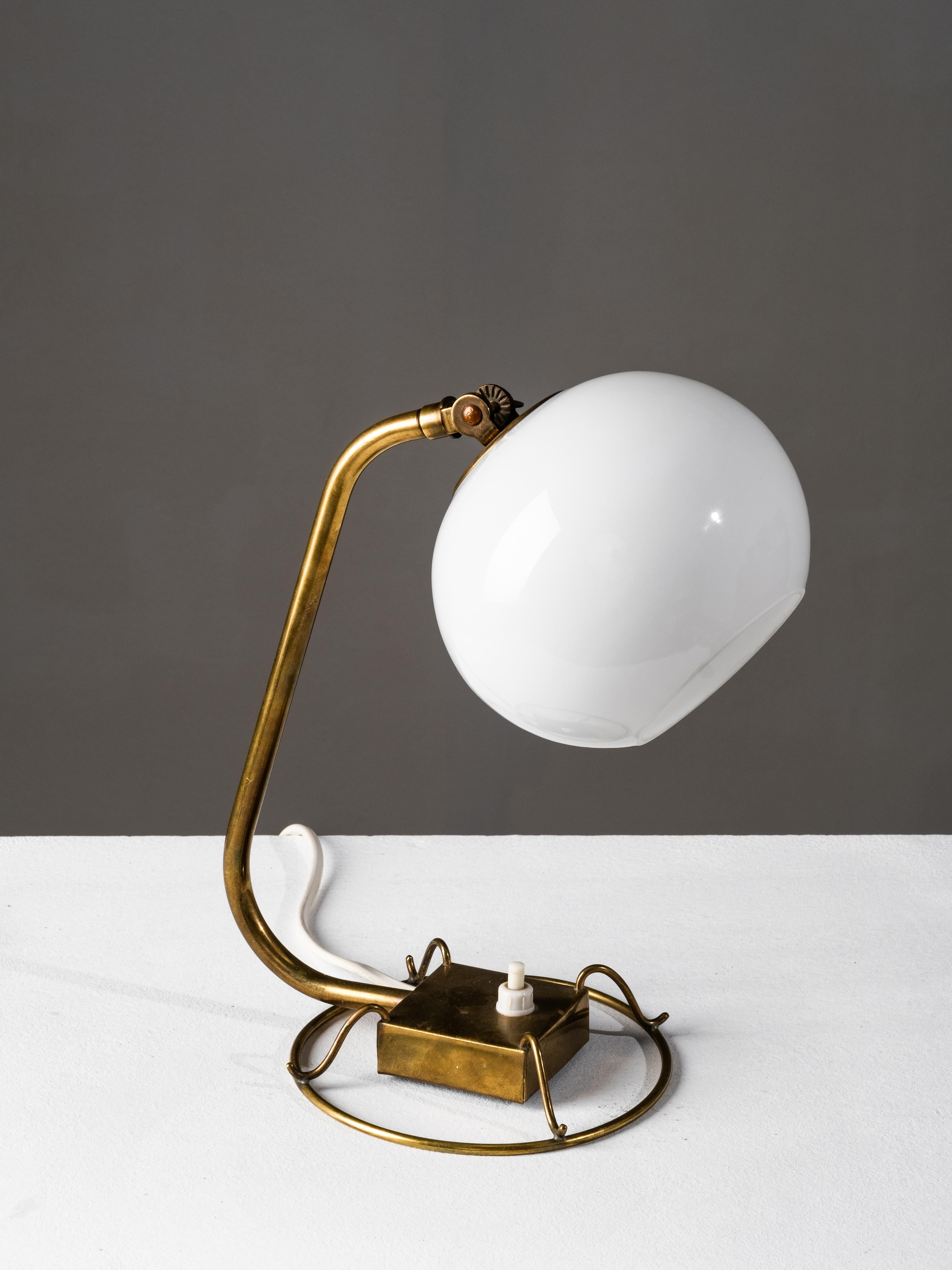 Scandinave moderne Model No 60582 Lampe de table en laiton et verre opalin par Idman, Finlande, années 1950 en vente