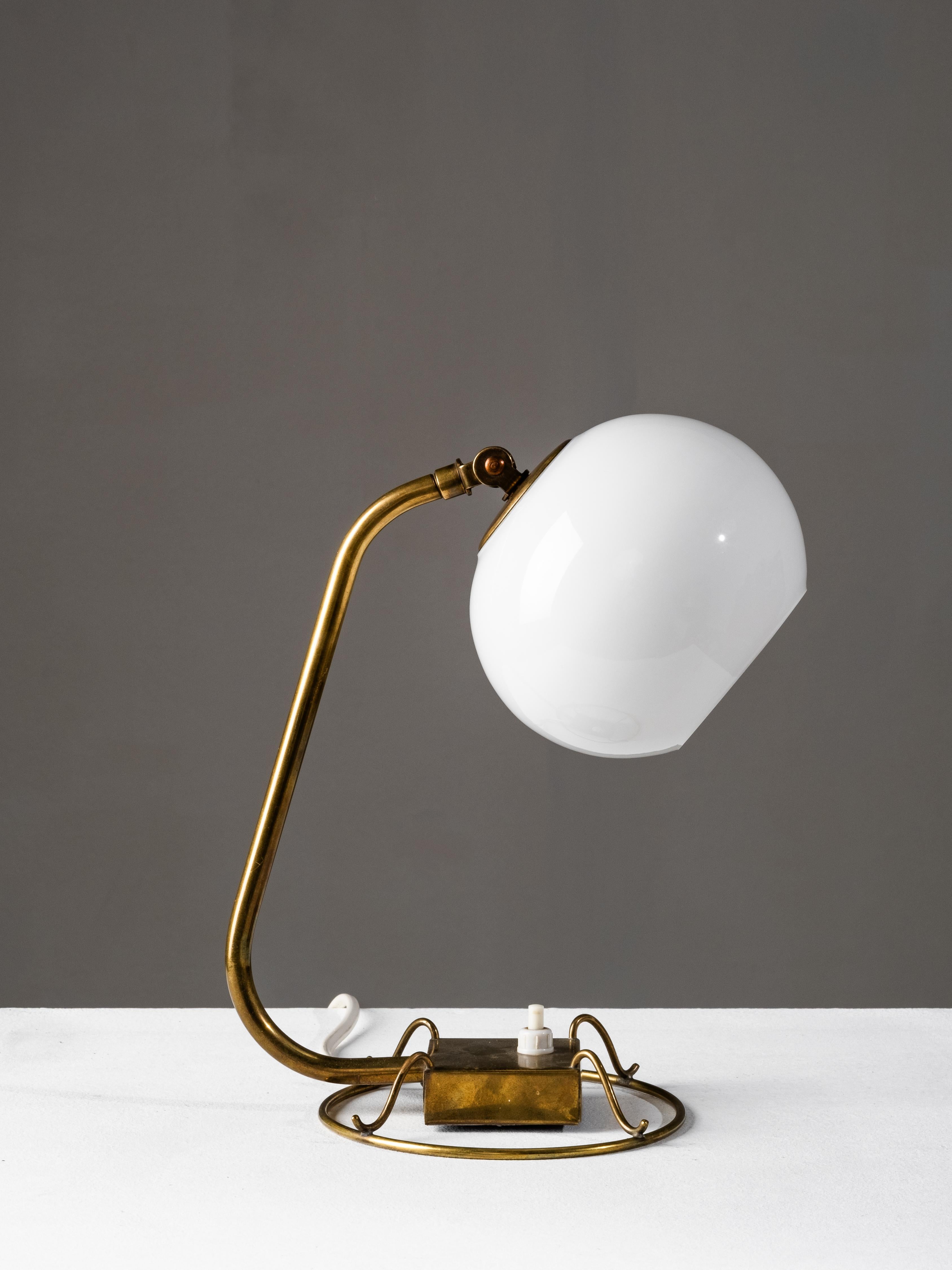 Finlandais Model No 60582 Lampe de table en laiton et verre opalin par Idman, Finlande, années 1950 en vente