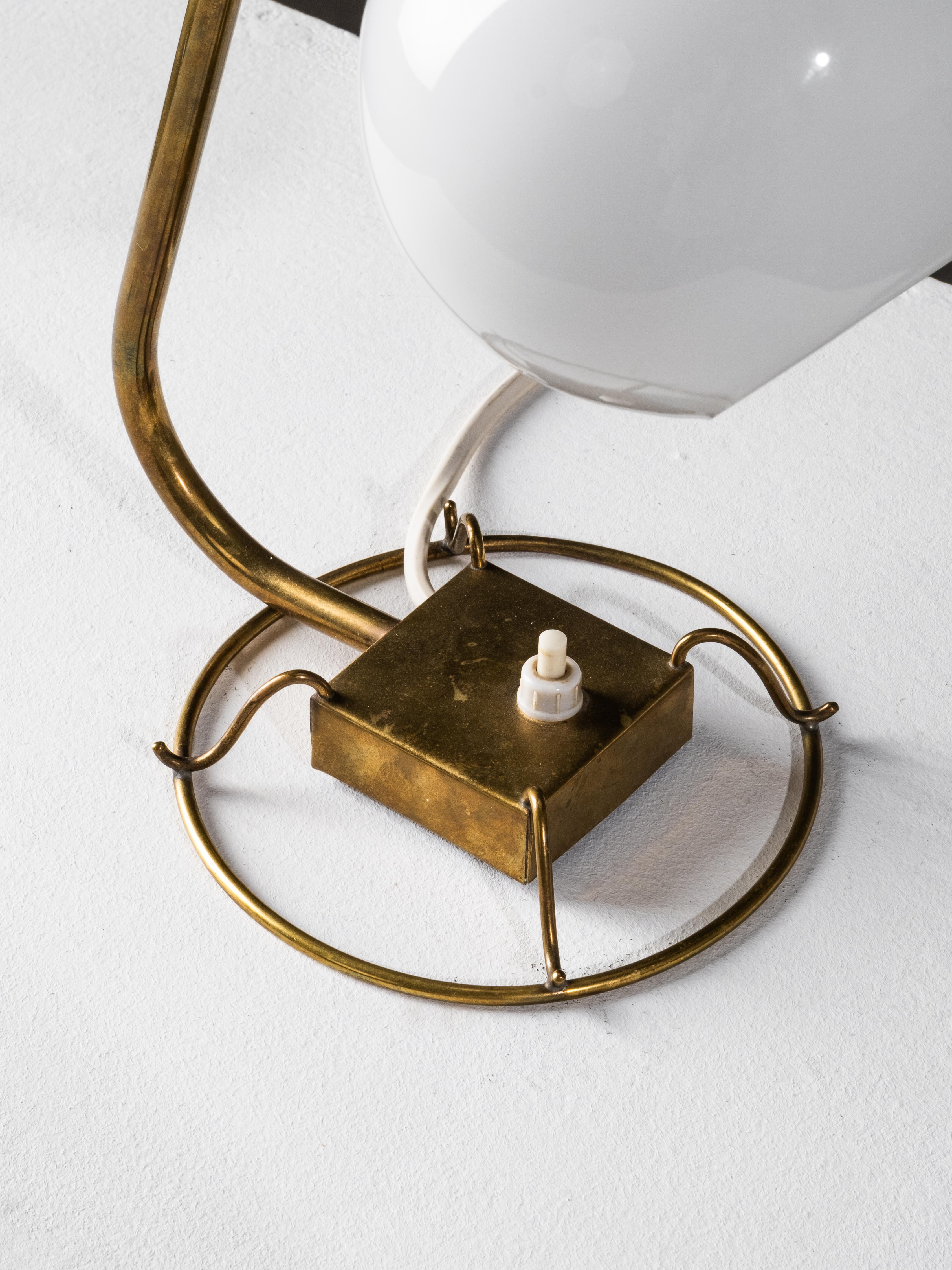 Model No 60582 Lampe de table en laiton et verre opalin par Idman, Finlande, années 1950 Bon état - En vente à Karis, Nyland