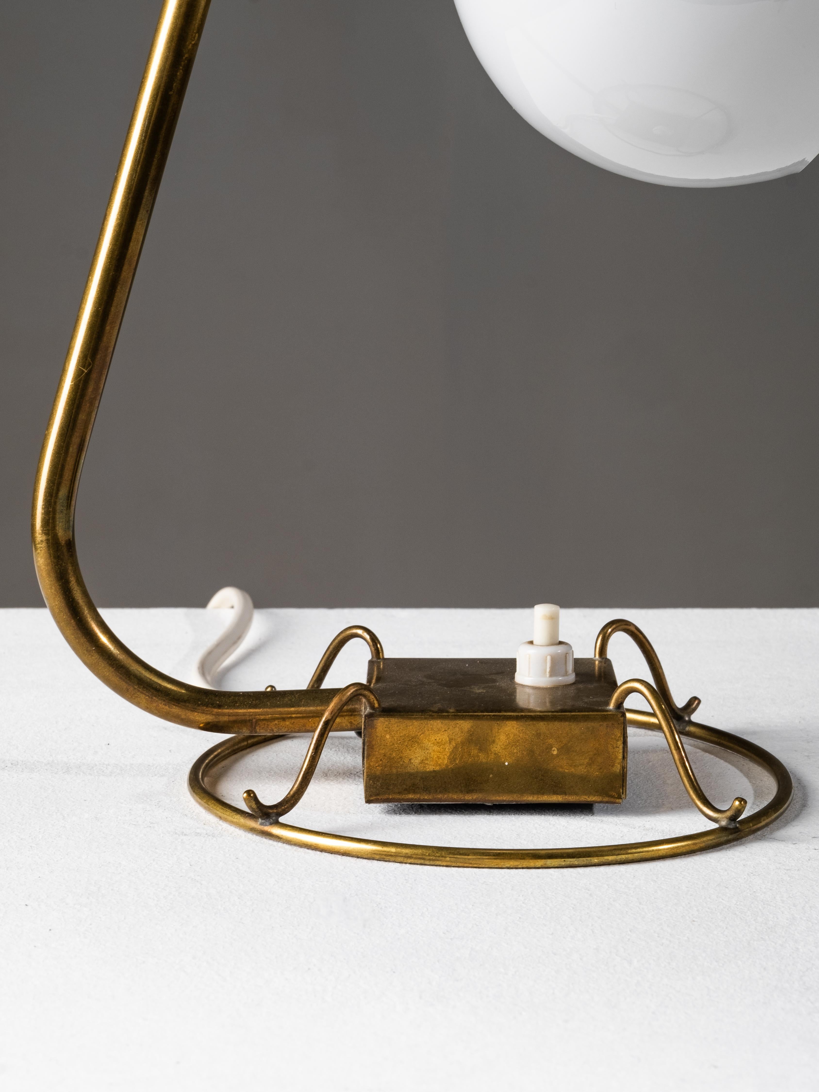 Milieu du XXe siècle Model No 60582 Lampe de table en laiton et verre opalin par Idman, Finlande, années 1950 en vente