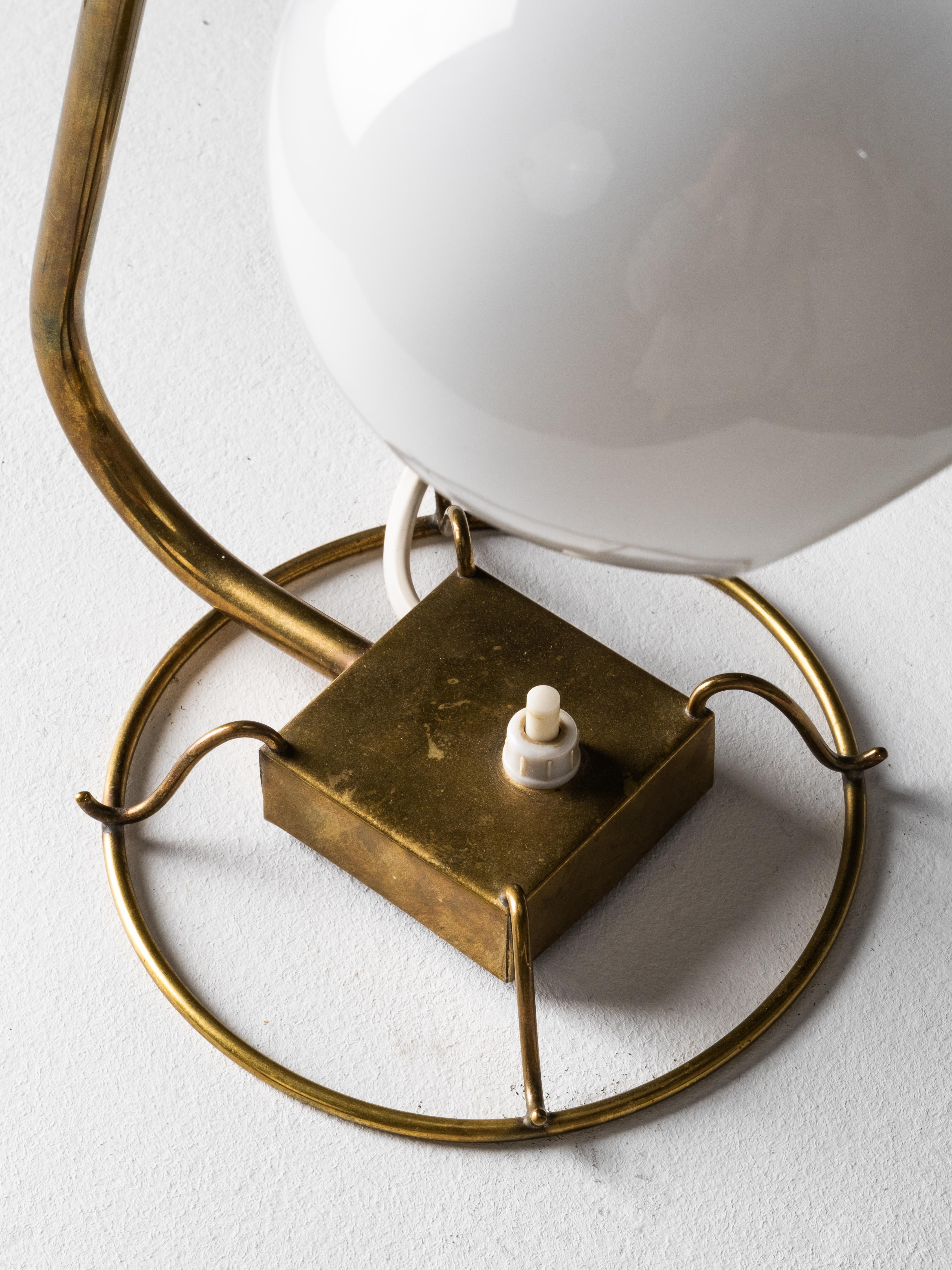 Laiton Model No 60582 Lampe de table en laiton et verre opalin par Idman, Finlande, années 1950 en vente