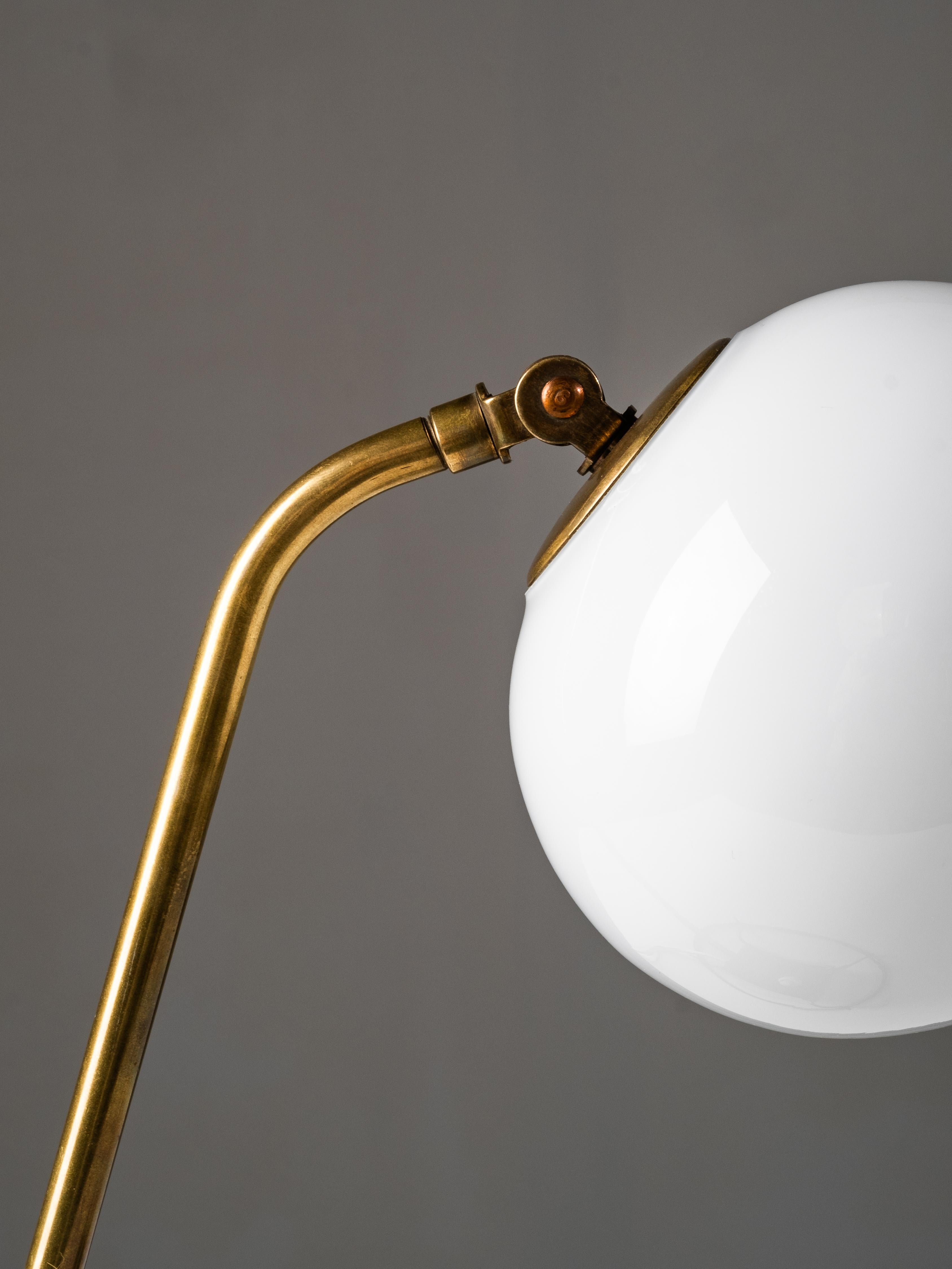 Model No 60582 Lampe de table en laiton et verre opalin par Idman, Finlande, années 1950 en vente 1