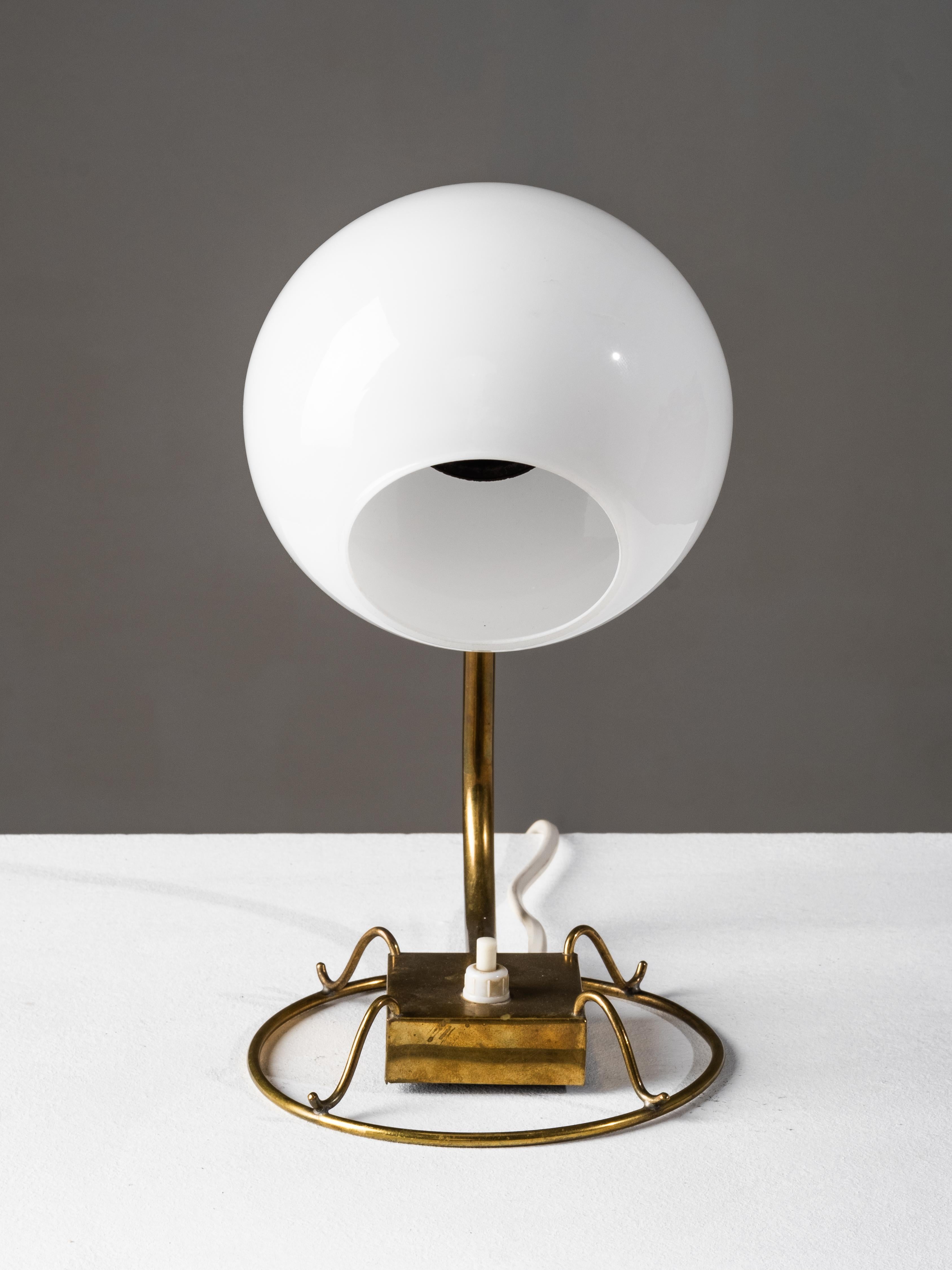 Model No 60582 Lampe de table en laiton et verre opalin par Idman, Finlande, années 1950 en vente 2